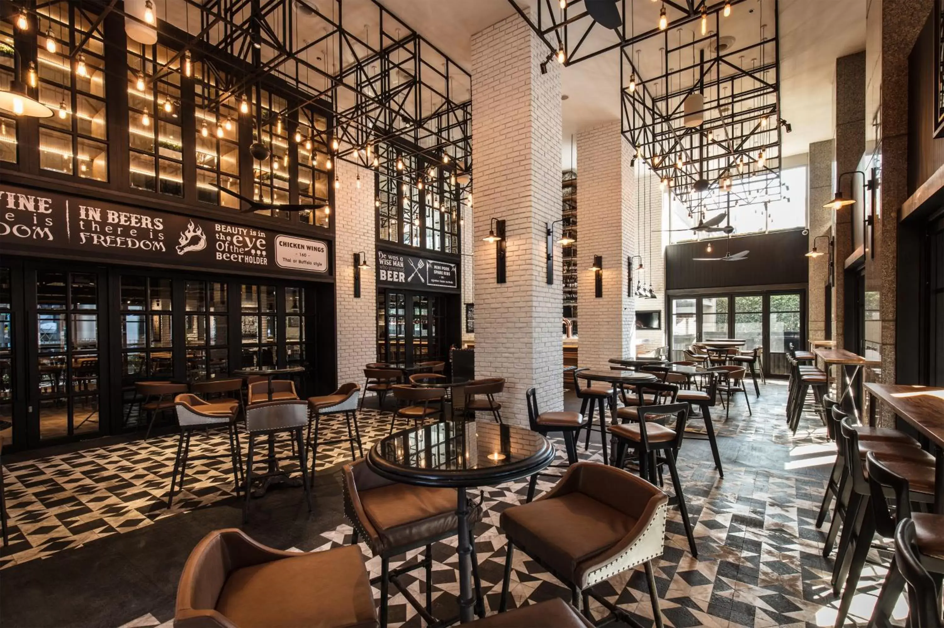 Lounge or bar, Restaurant/Places to Eat in Holiday Inn Bangkok, an IHG Hotel