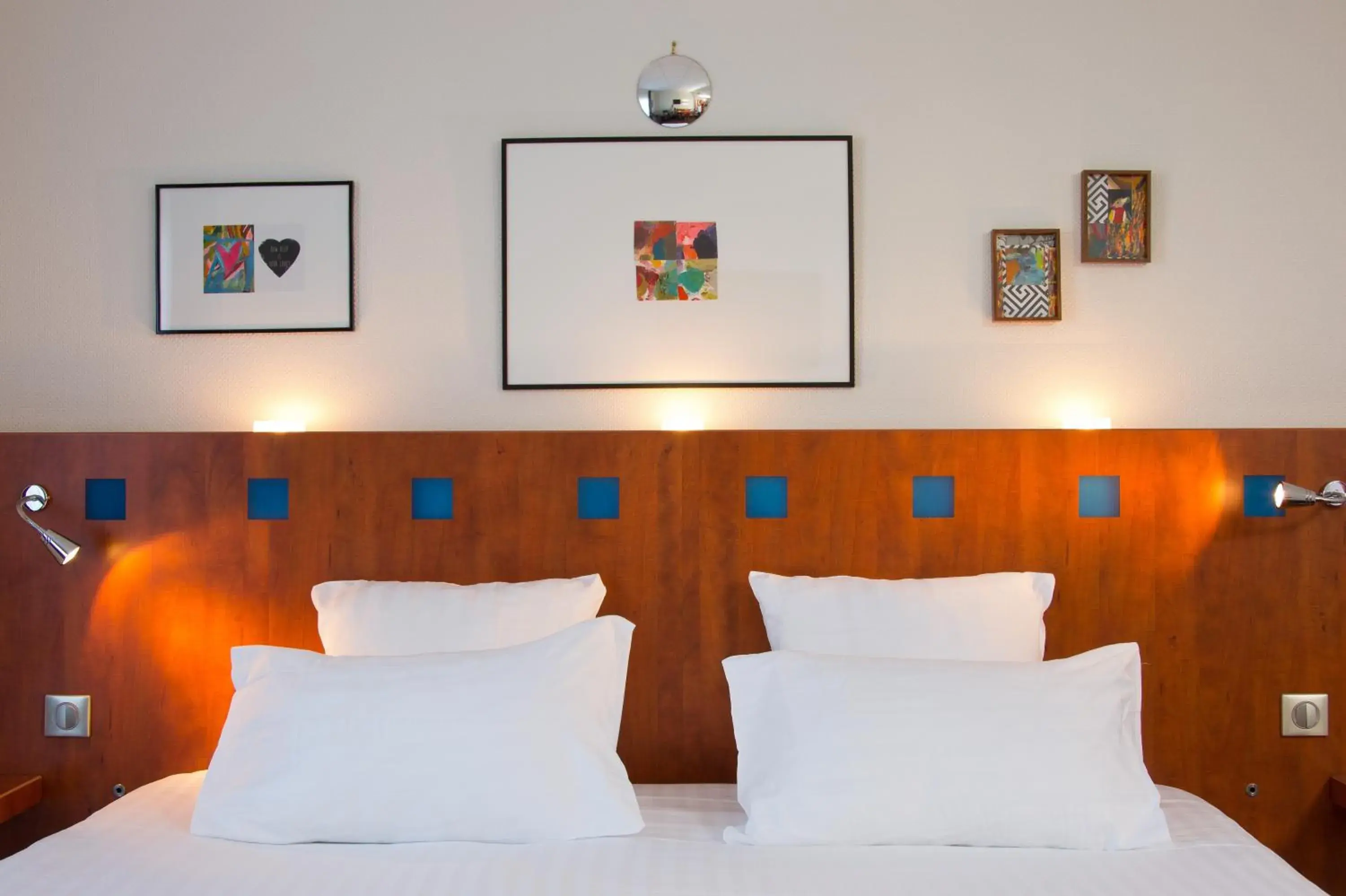 Bedroom, Bed in The Originals Boutique, Hotel Le Pariou, Issoire (Qualys-Hotel)