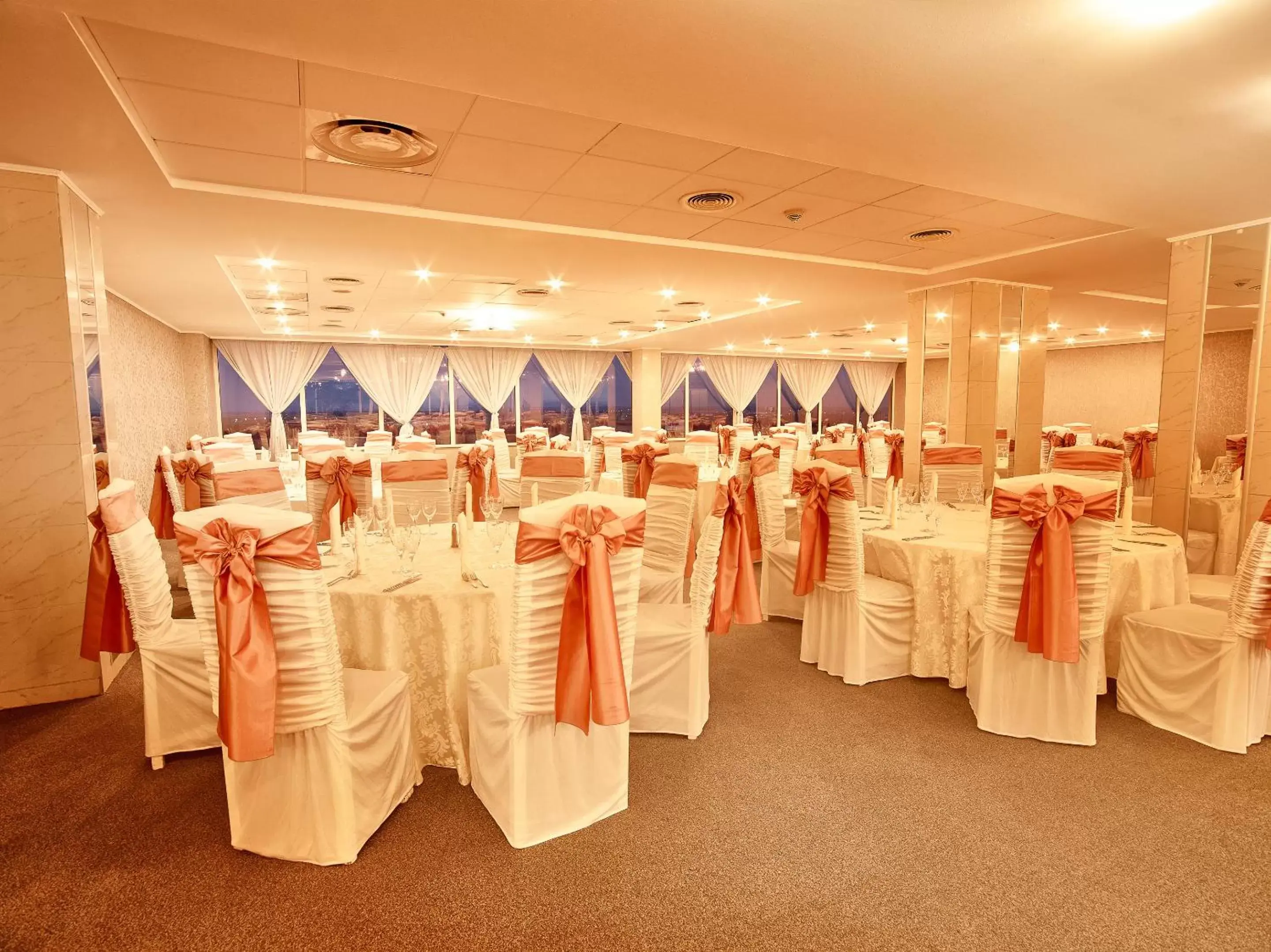Restaurant/places to eat, Banquet Facilities in Continental Forum Arad