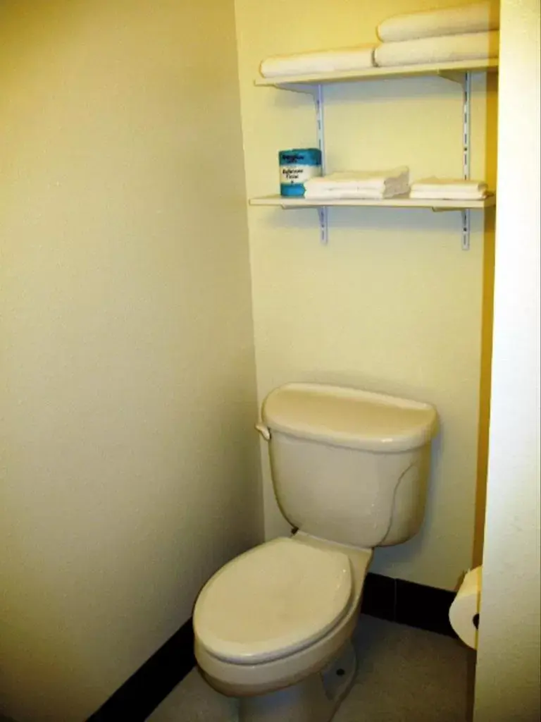 Toilet, Bathroom in Golden West Motel