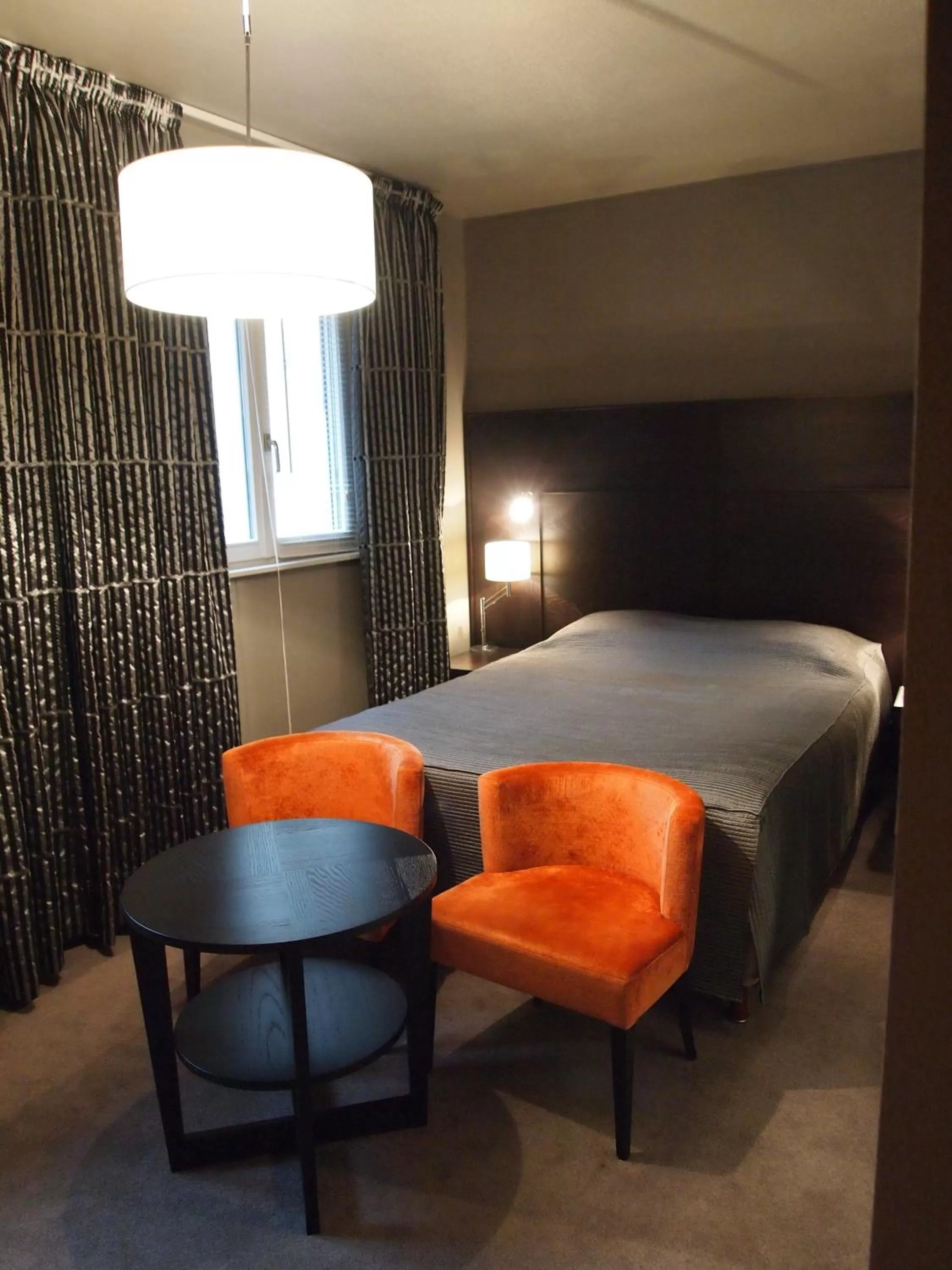 Property building, Bed in Logis Hôtel Restaurant Au Cerf d'Or