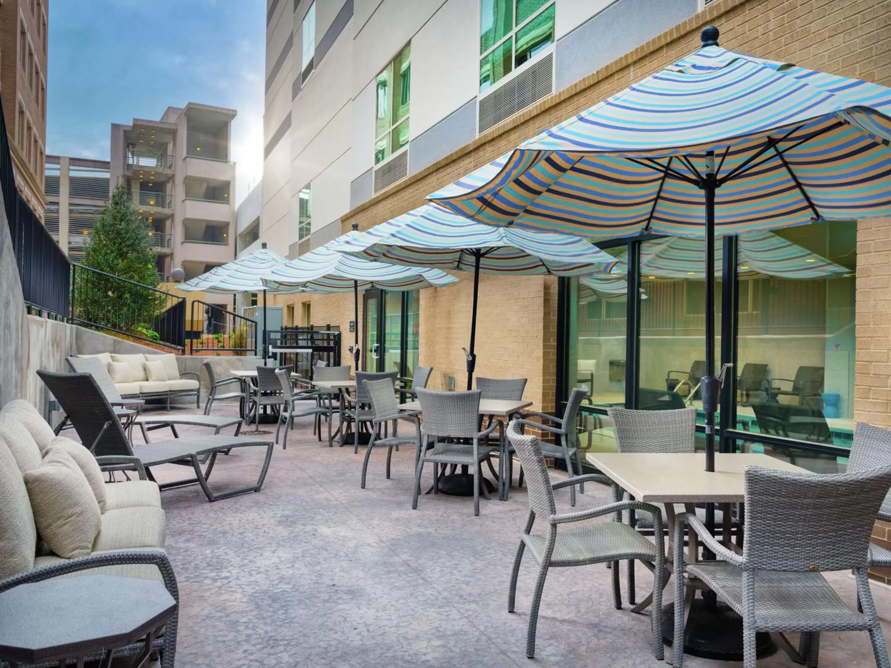 Patio, Restaurant/Places to Eat in Hampton Inn & Suites Atlanta Decatur/Emory