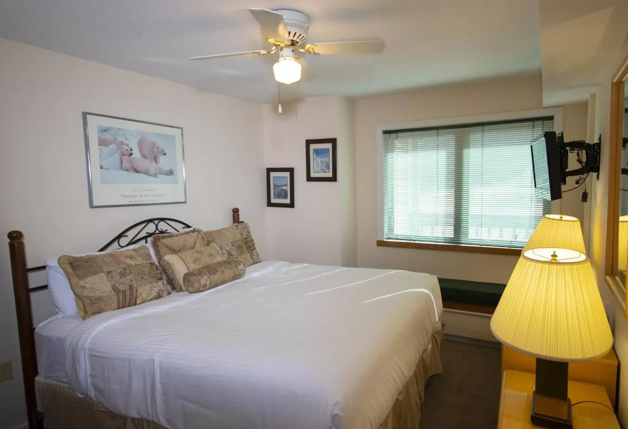 Photo of the whole room, Bed in Mountain Lodge at Okemo