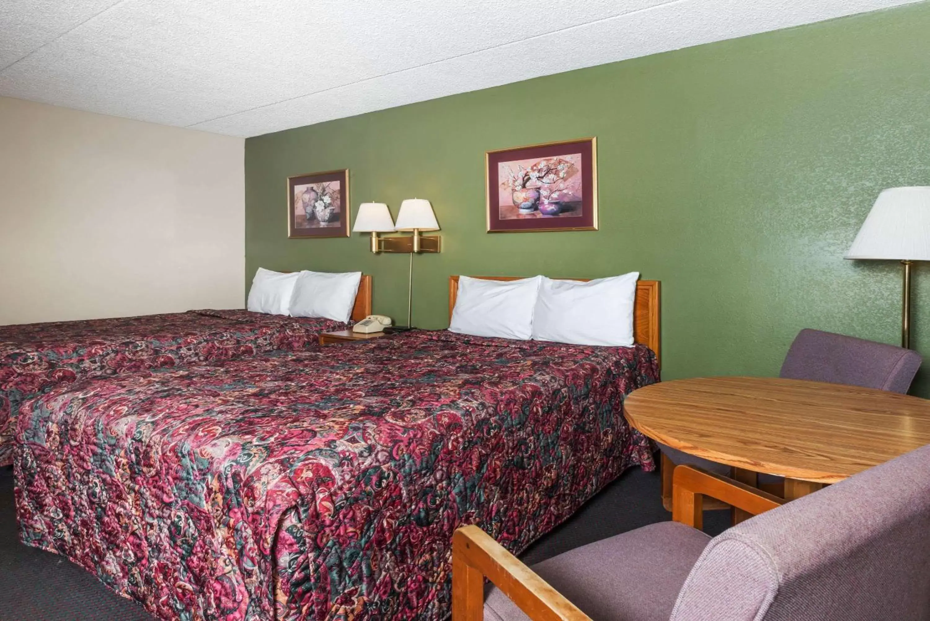 Photo of the whole room, Bed in Days Inn by Wyndham New Market