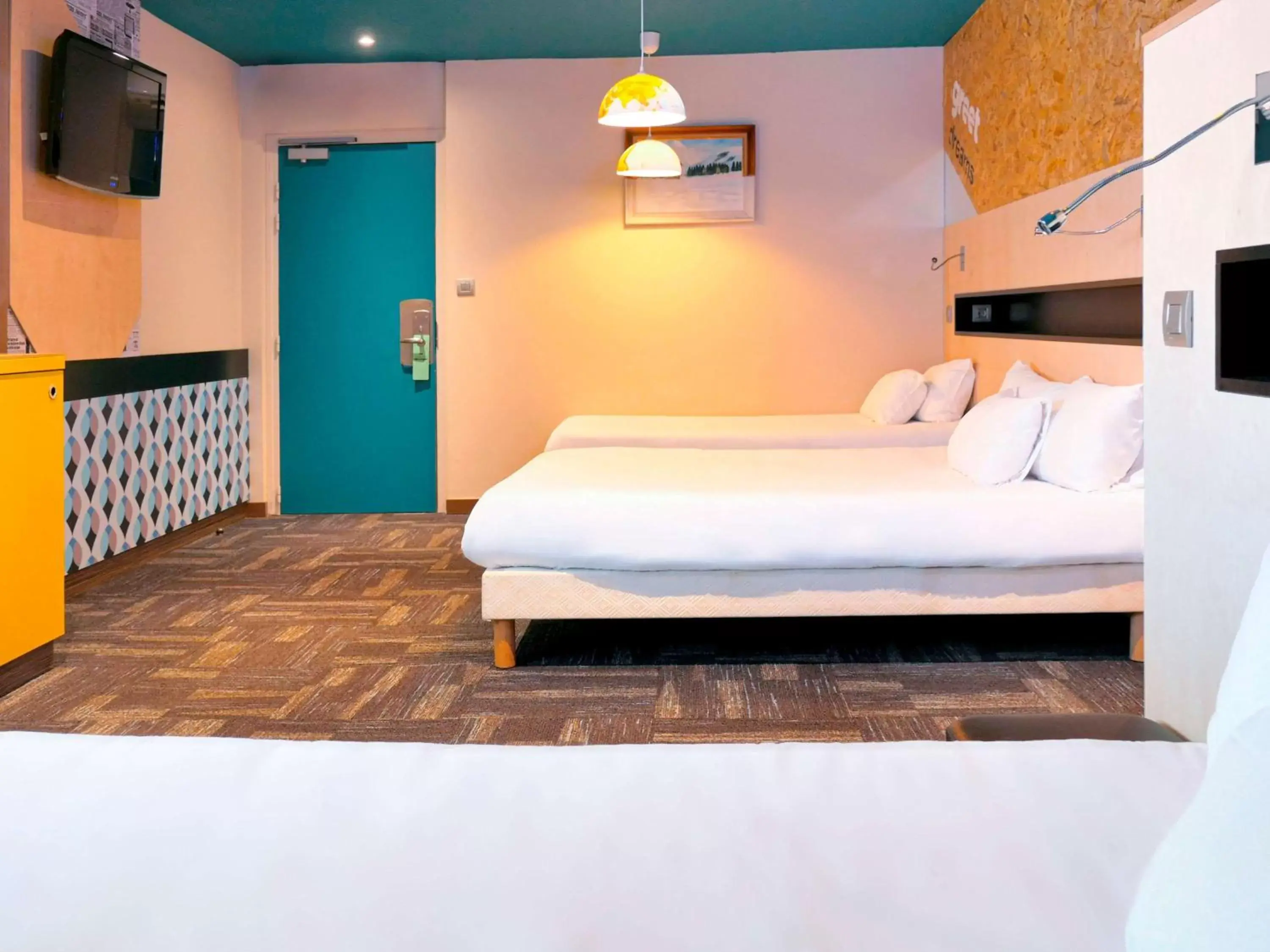 Photo of the whole room, Bed in greet Hotel Marseille Provence Aéroport