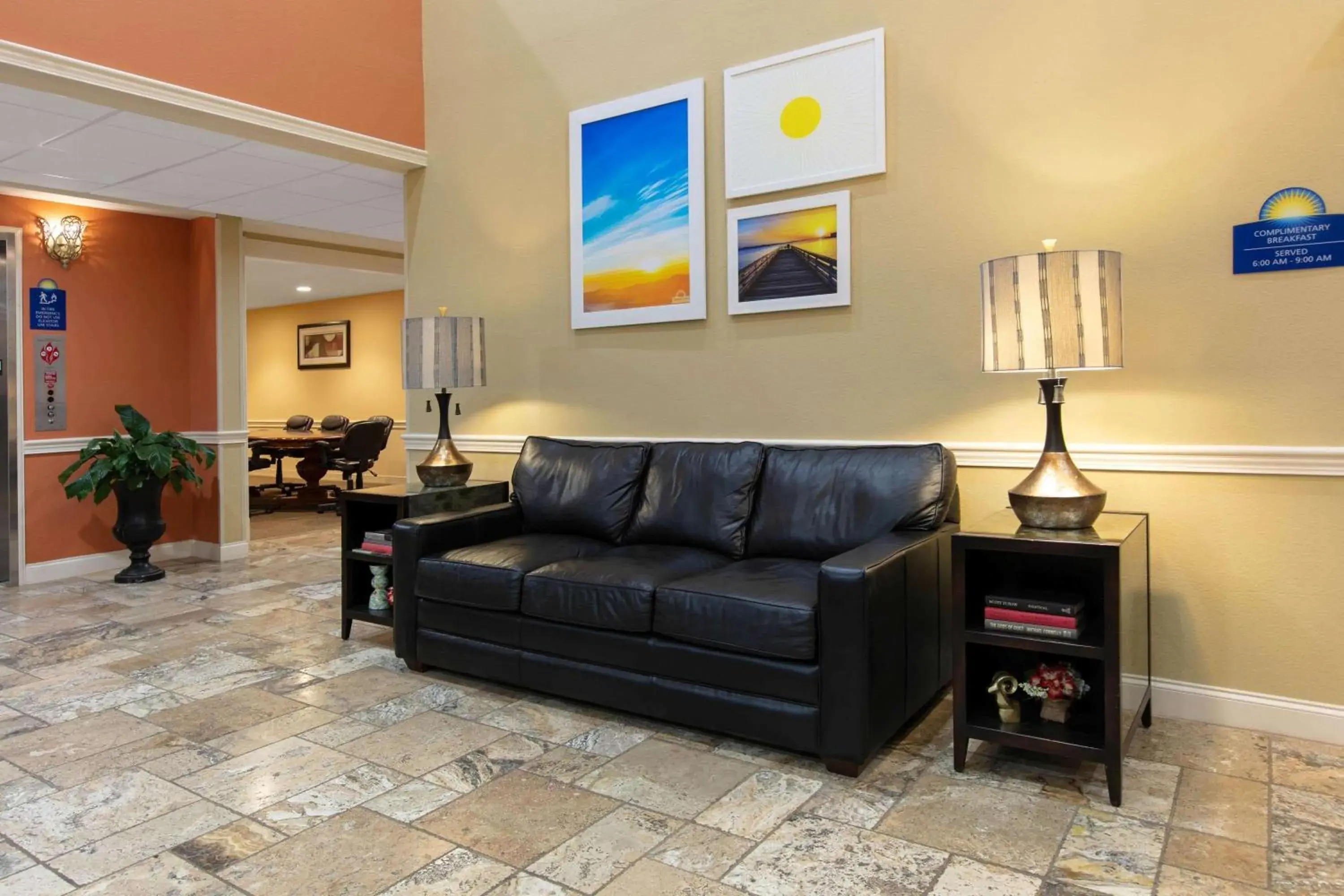 Lobby or reception, Seating Area in Days Inn & Suites by Wyndham Florence/Jackson Area