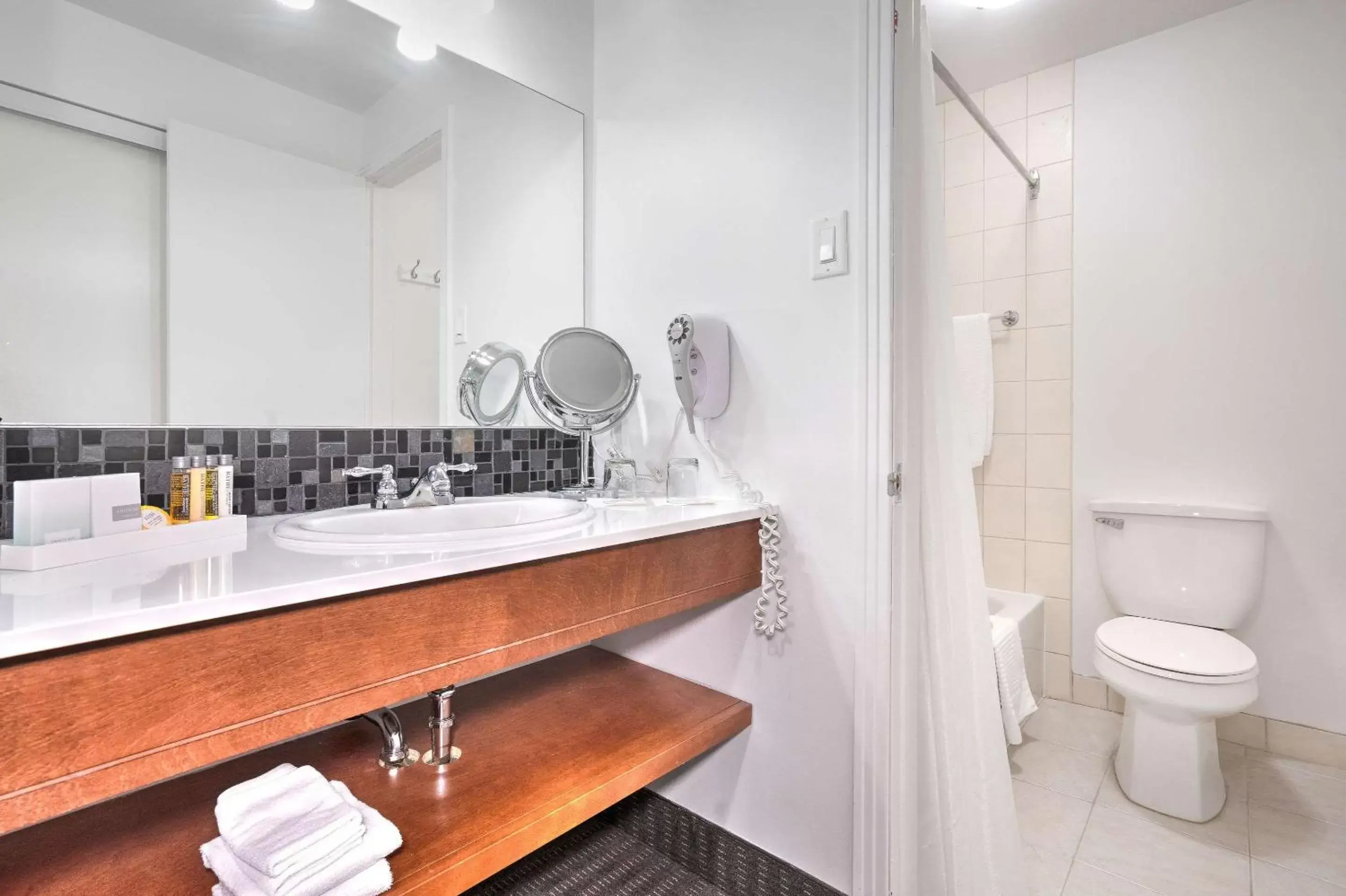 Bathroom in Hotel Le Victorin, Ascend Hotel Collection