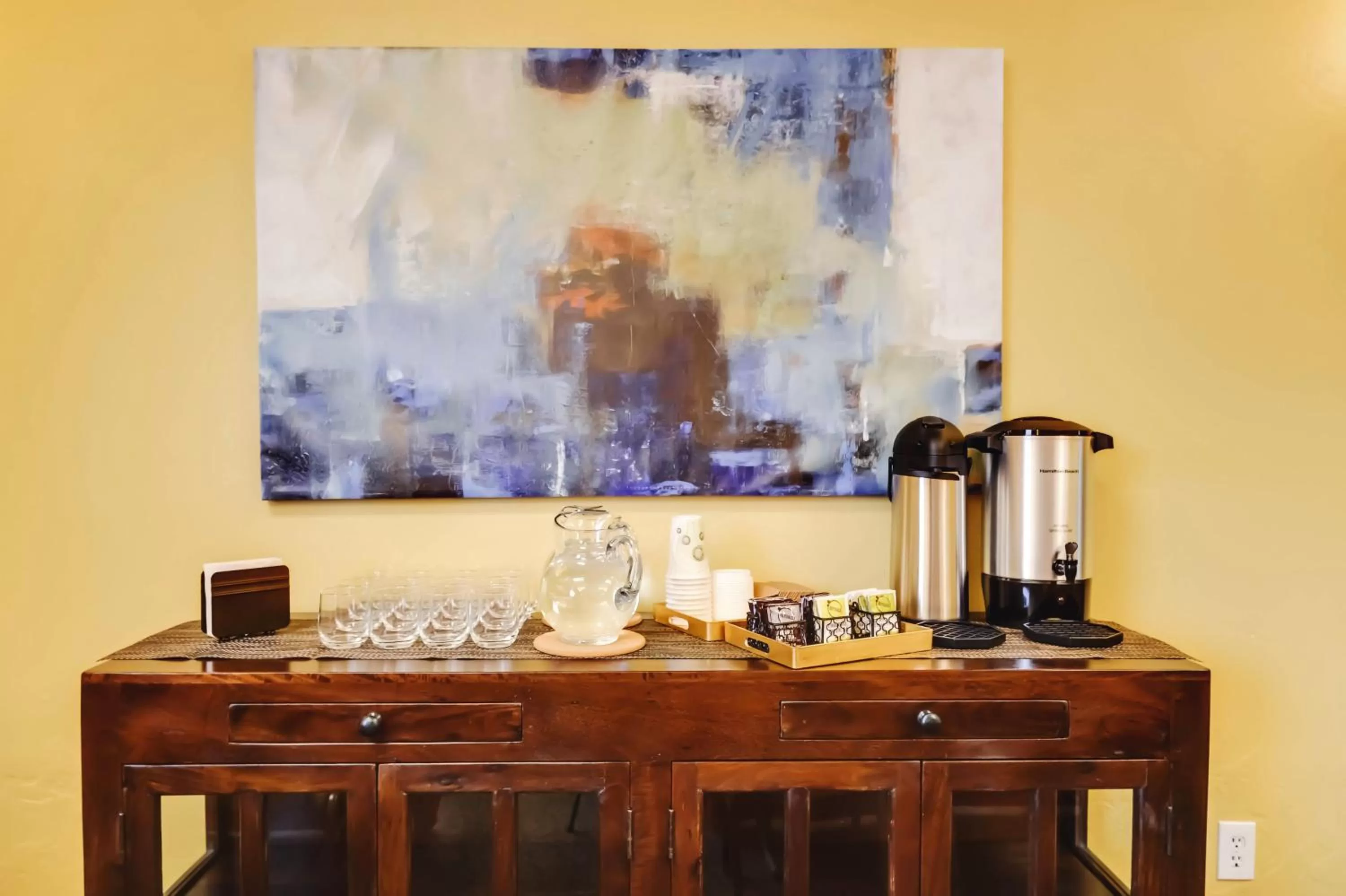 Coffee/tea facilities in Forest Villas Hotel