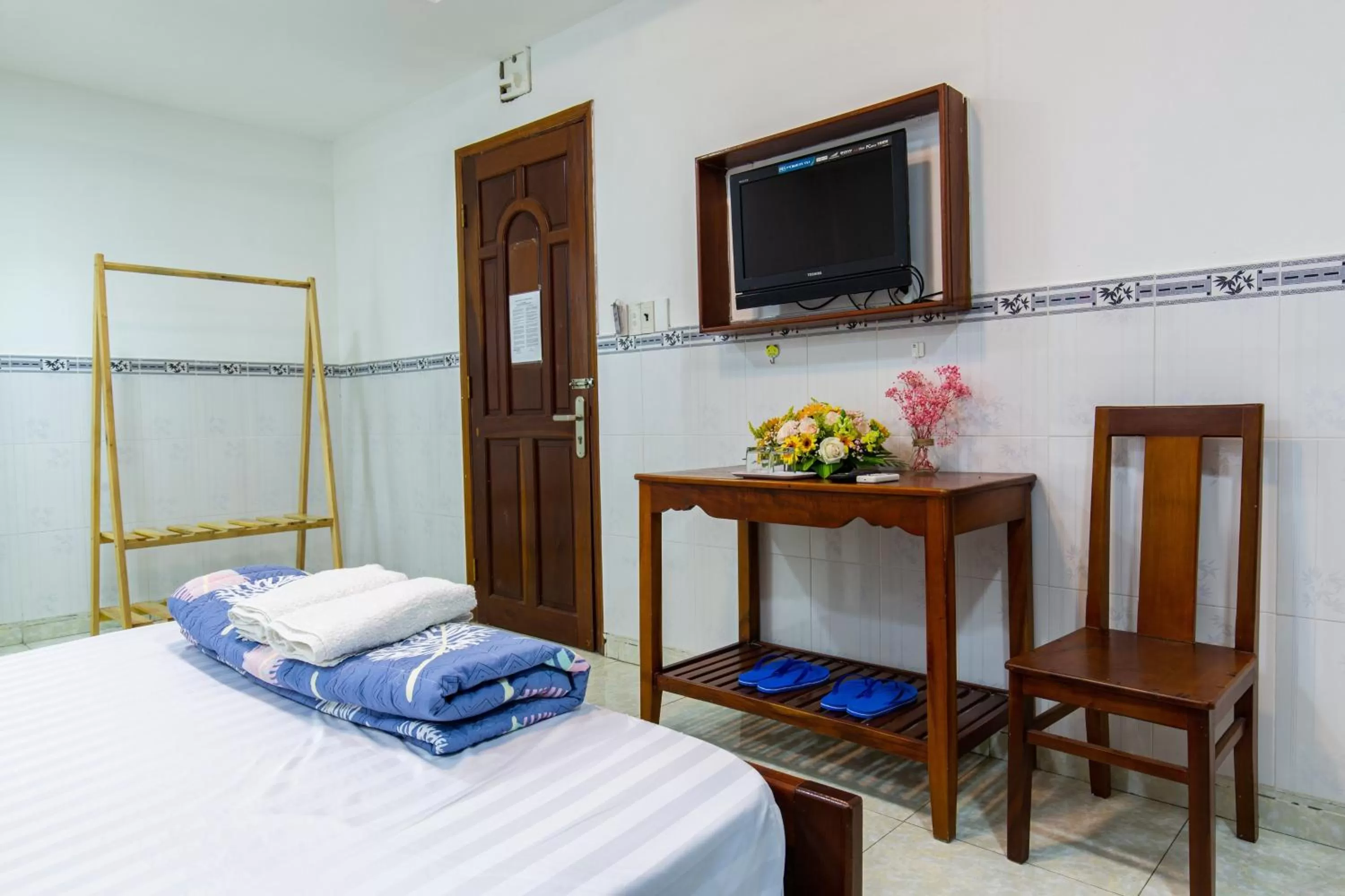 TV and multimedia, Bed in Hotel Hoa Cúc Phương Dĩ An - Bình Dương