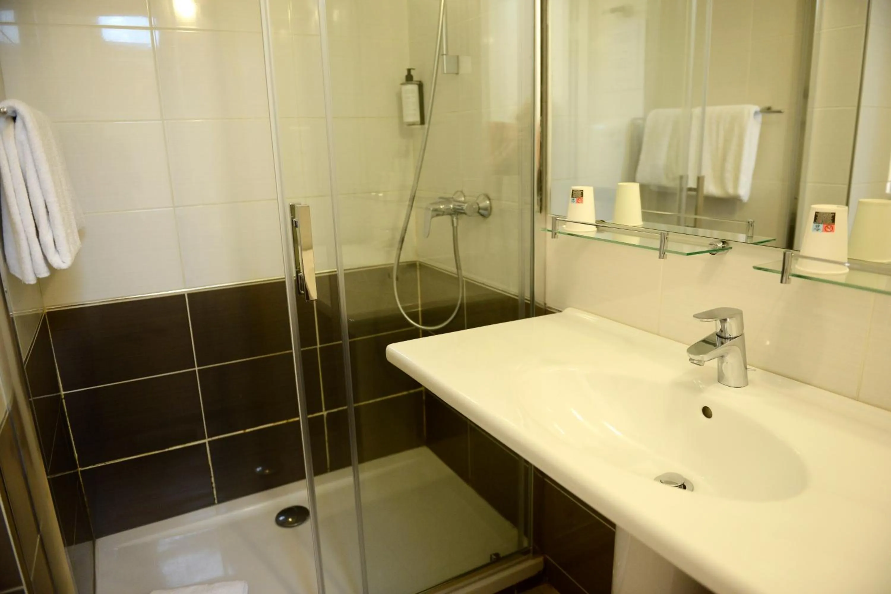 Shower in Hôtel Villa Berlioz