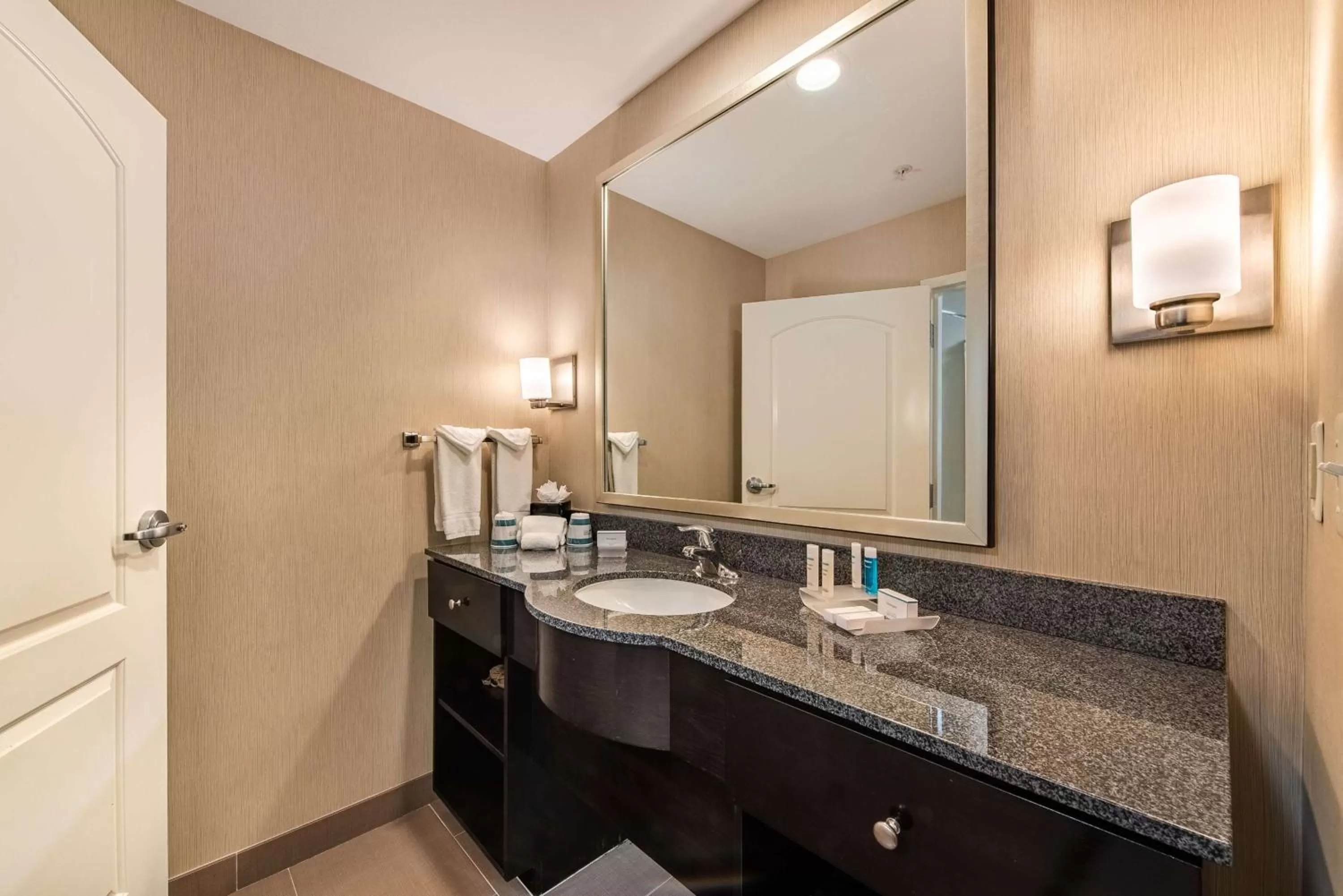 Bathroom in Homewood Suites by Hilton Oxnard/Camarillo