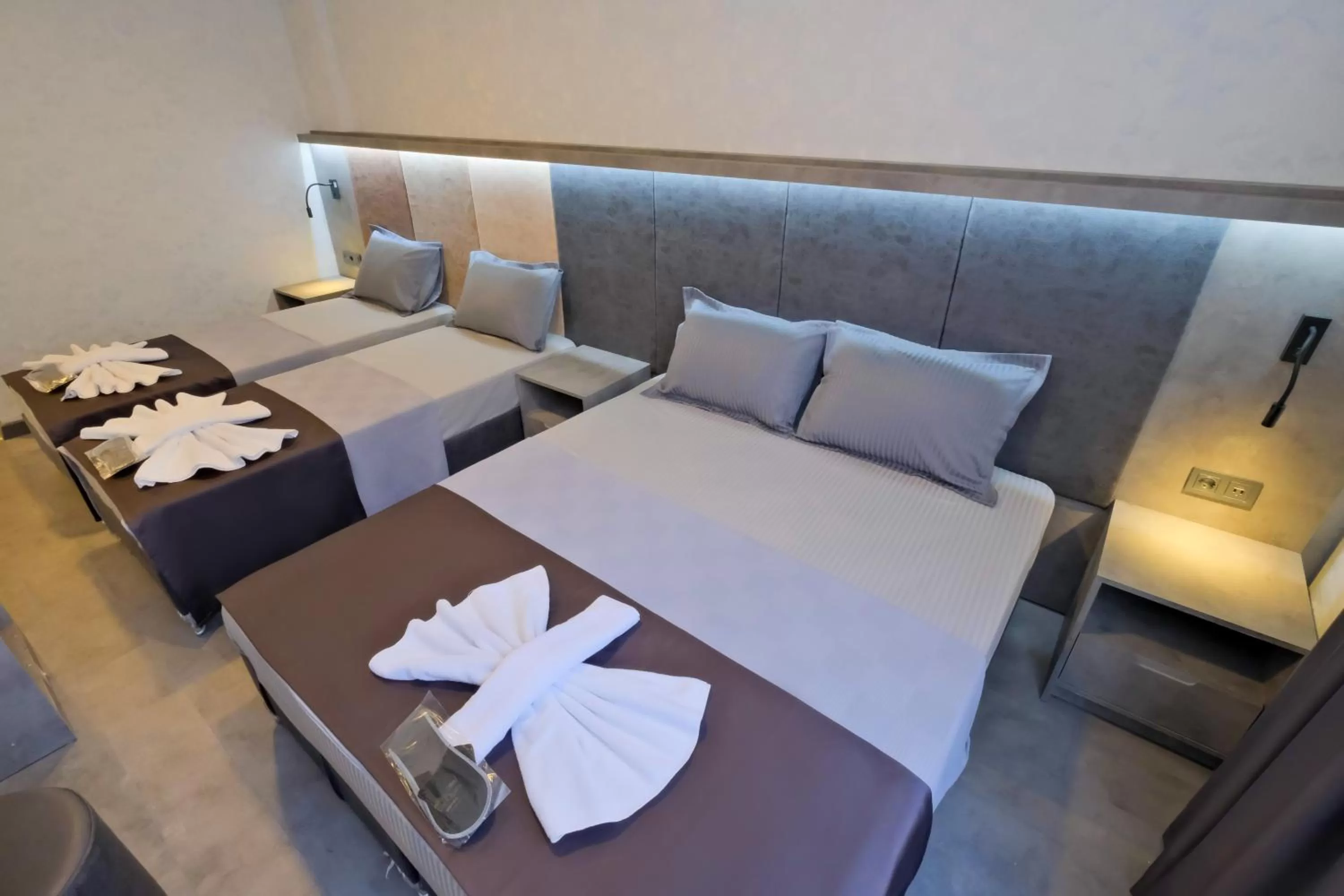 Photo of the whole room, Bed in The Queen Hotel