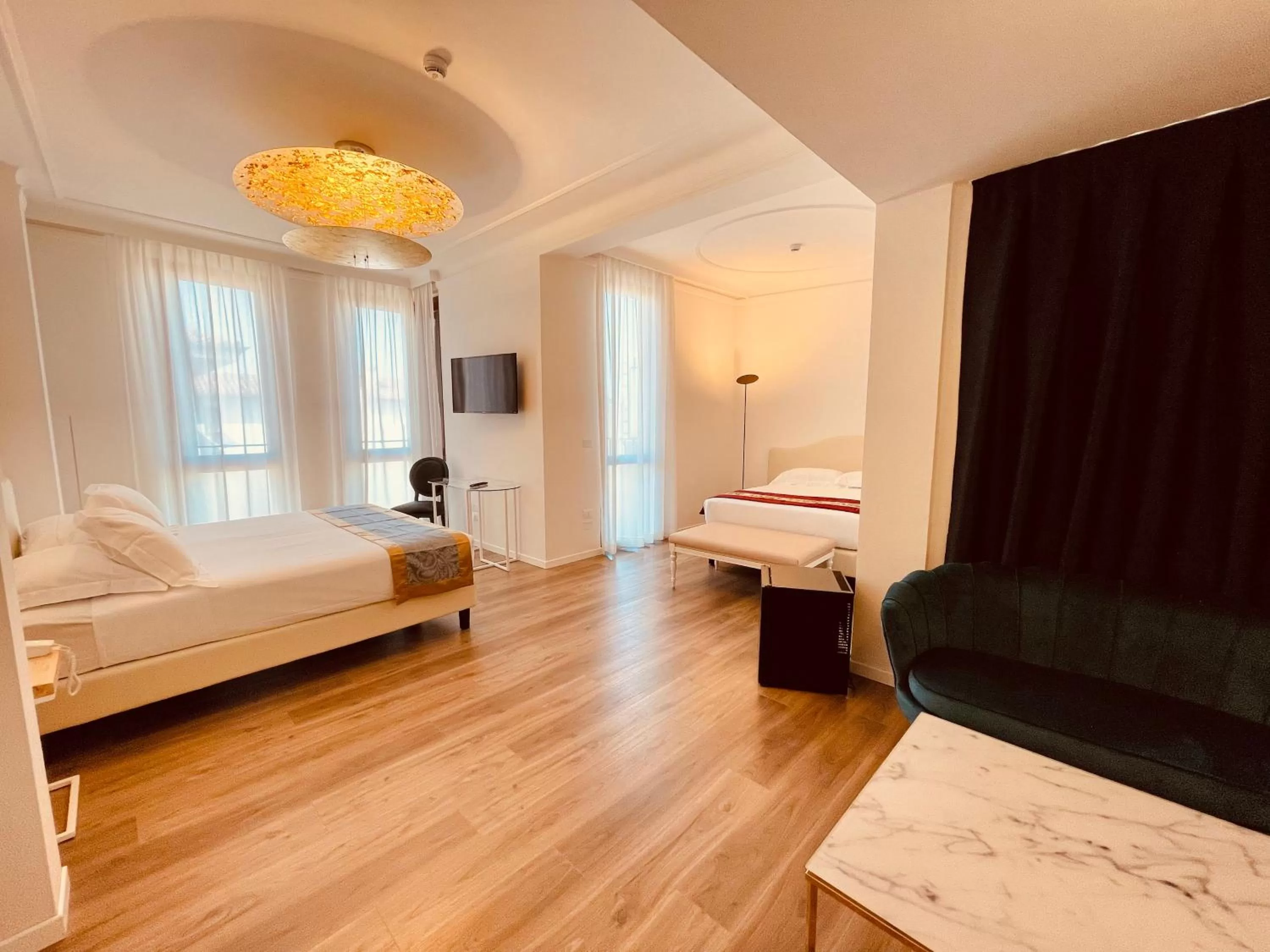 Communal lounge/ TV room, Bed in Grand Hotel San Lorenzo