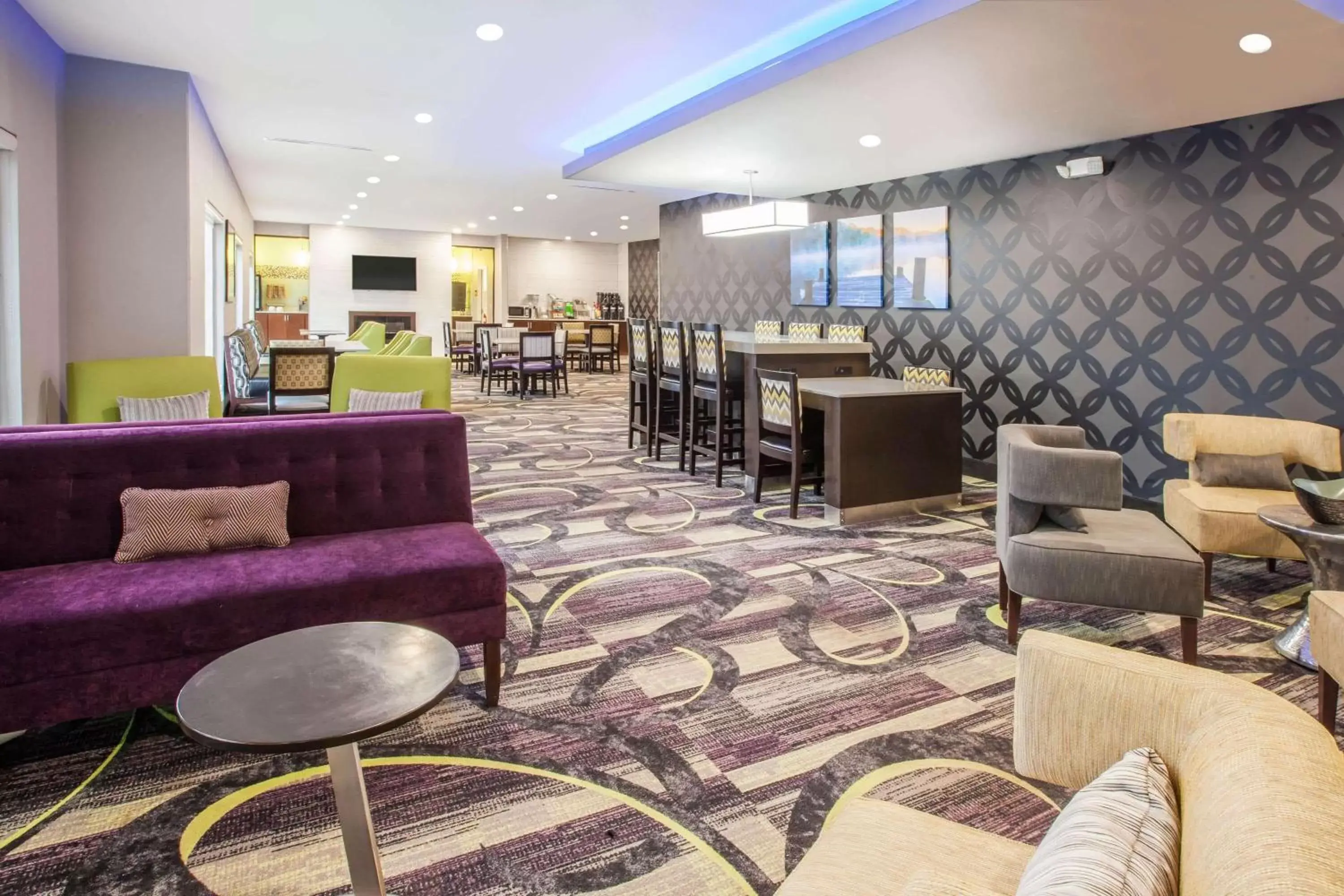 Lobby or reception, Lounge/Bar in La Quinta Inn and Suites by Wyndham Elkhart