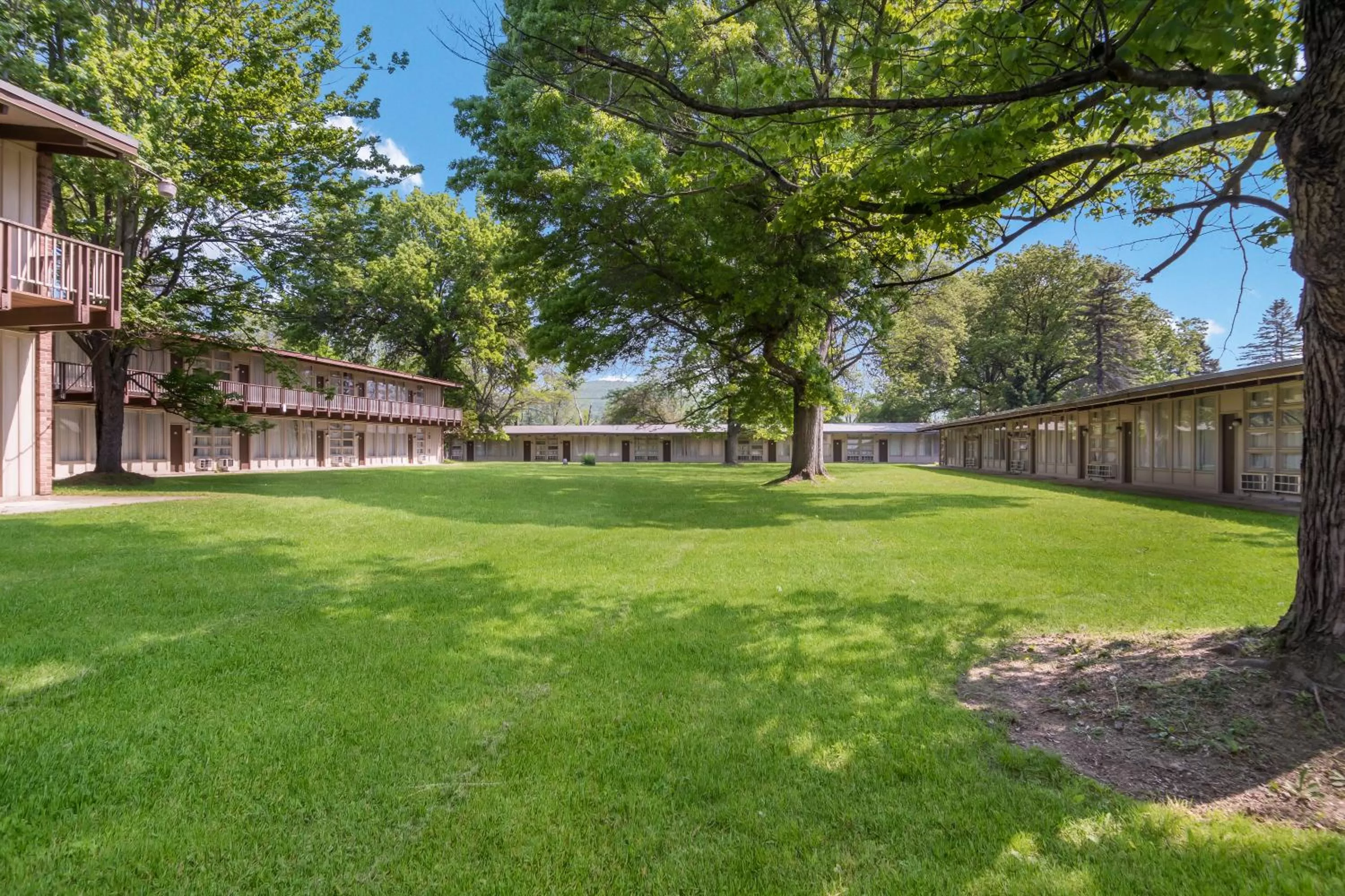 Inner courtyard view in Americas Best Value Inn-Painted Post