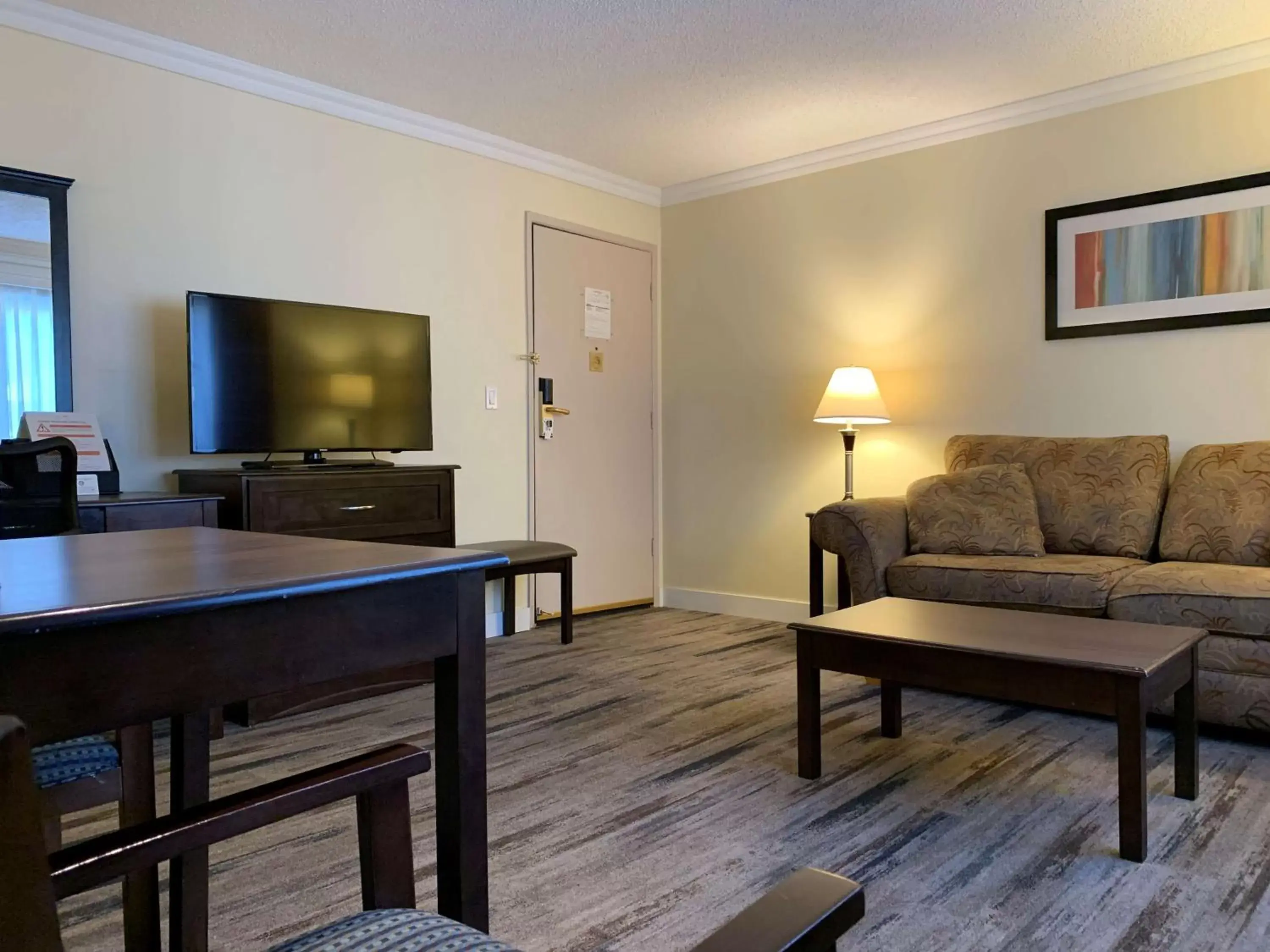 Photo of the whole room, Seating Area in Best Western PLUS Burnaby Hotel