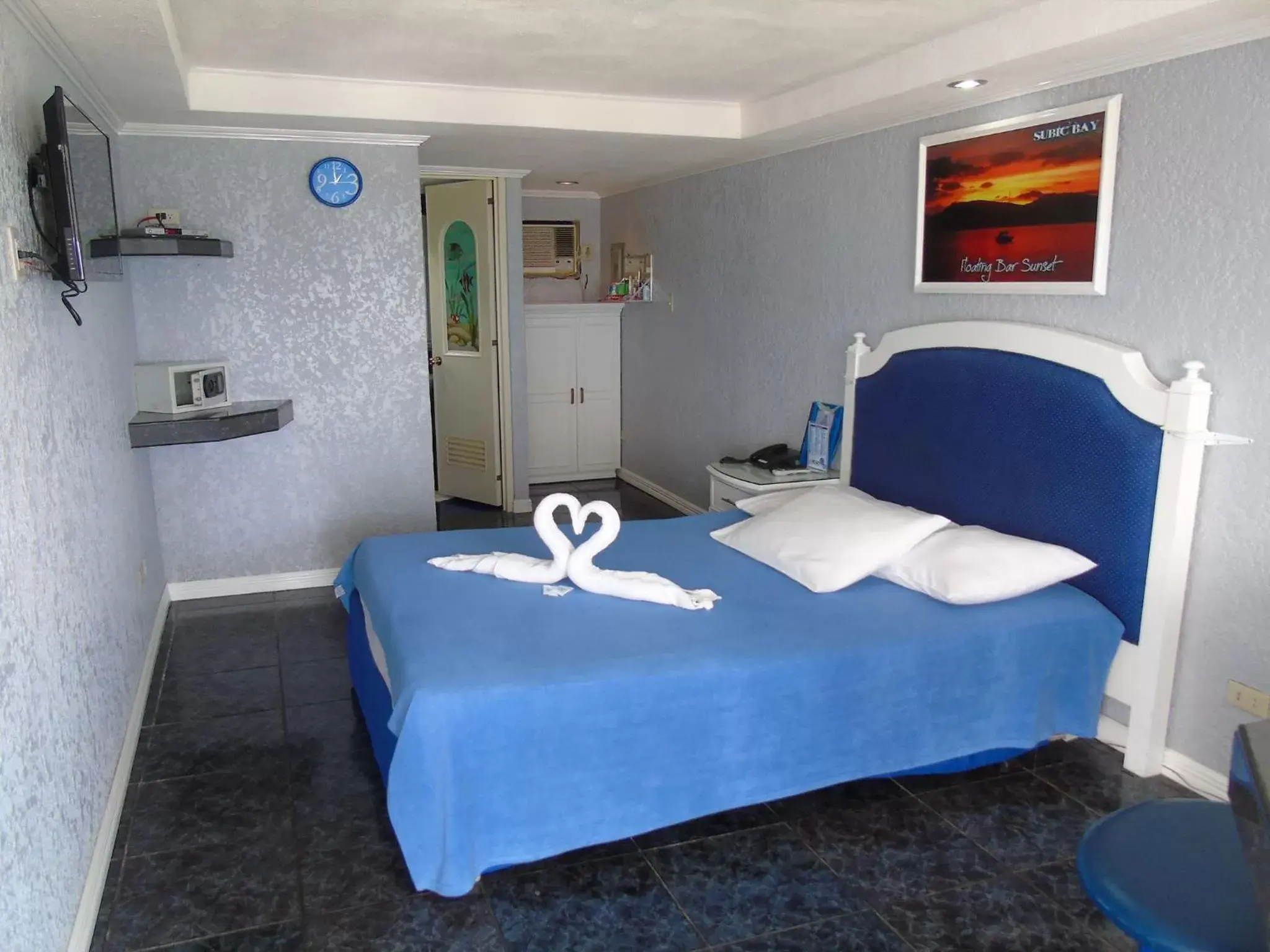 Photo of the whole room, Bed in Blue Rock Resort