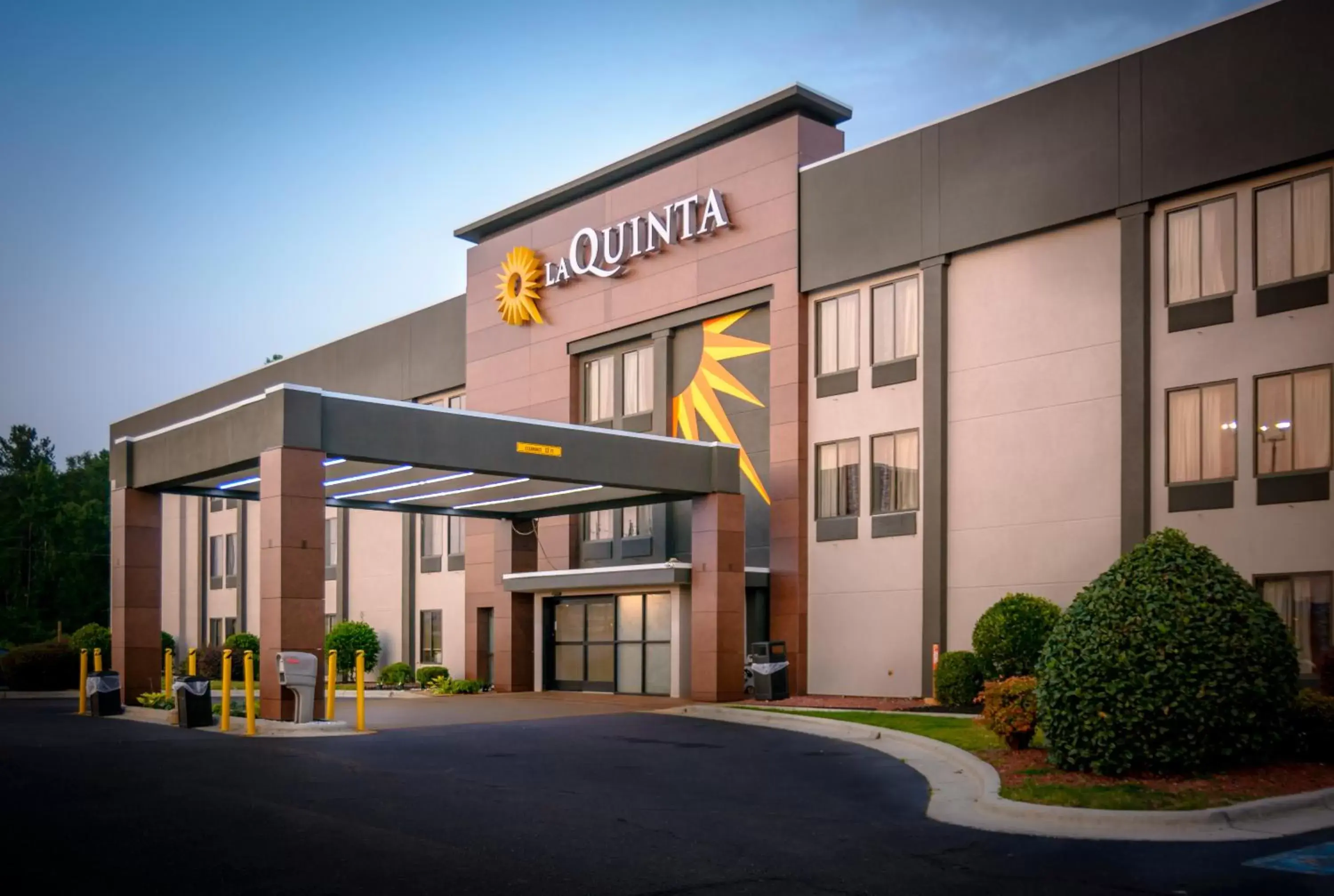 Property Building in La Quinta Inn & Suites by Wyndham Fayetteville I-95