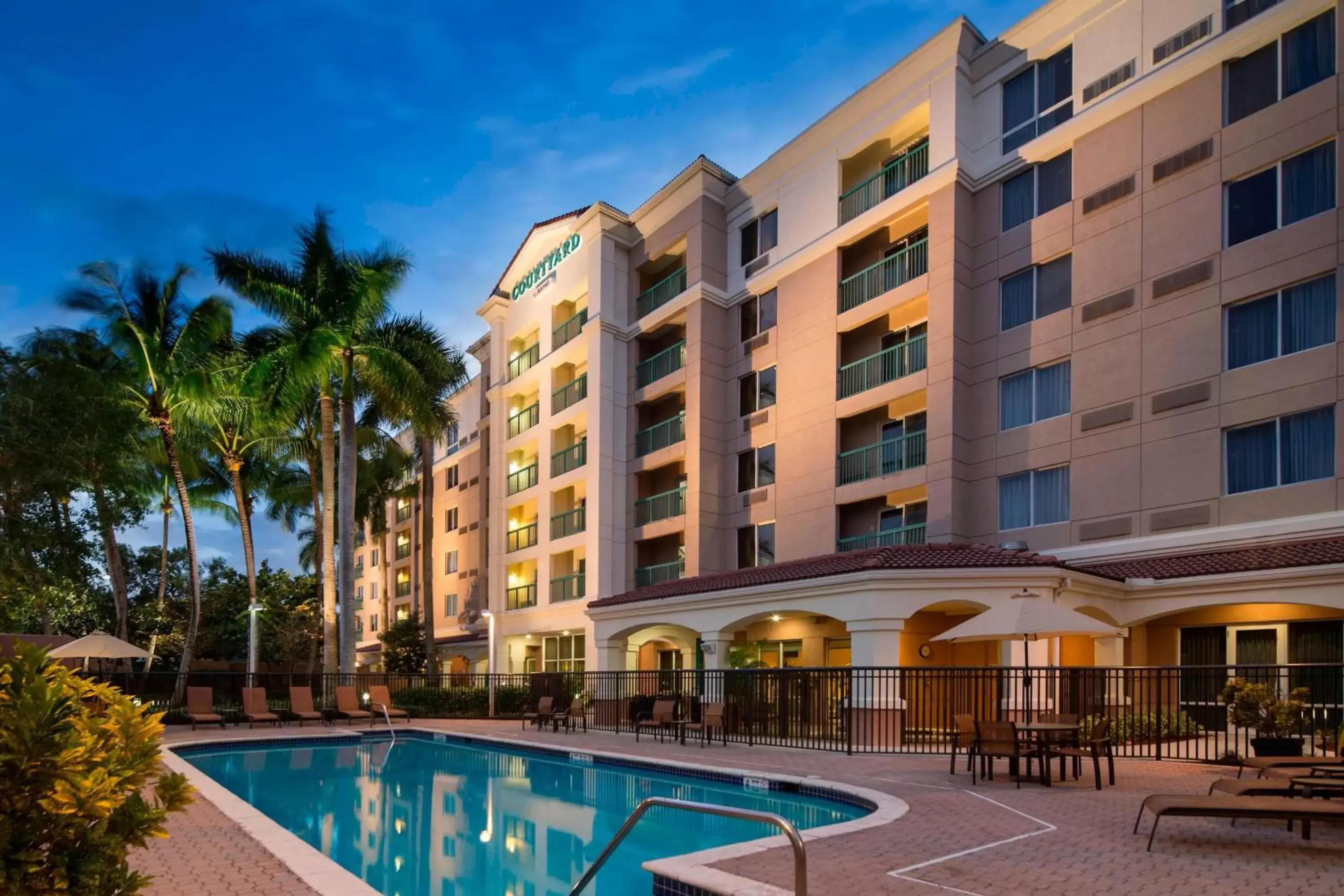 Swimming pool, Property Building in Courtyard by Marriott Fort Lauderdale Weston