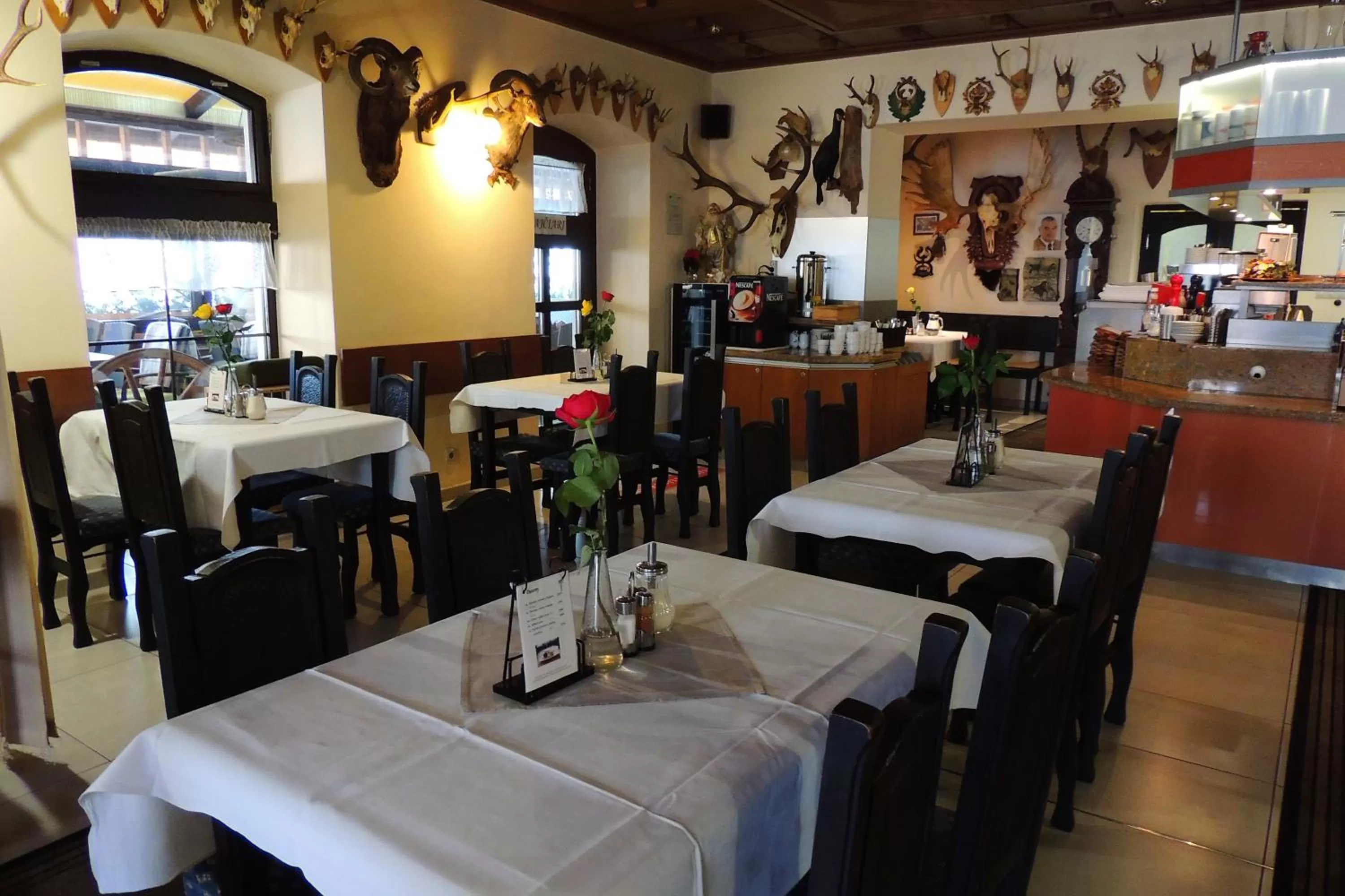 Restaurant/places to eat in Hotel Club