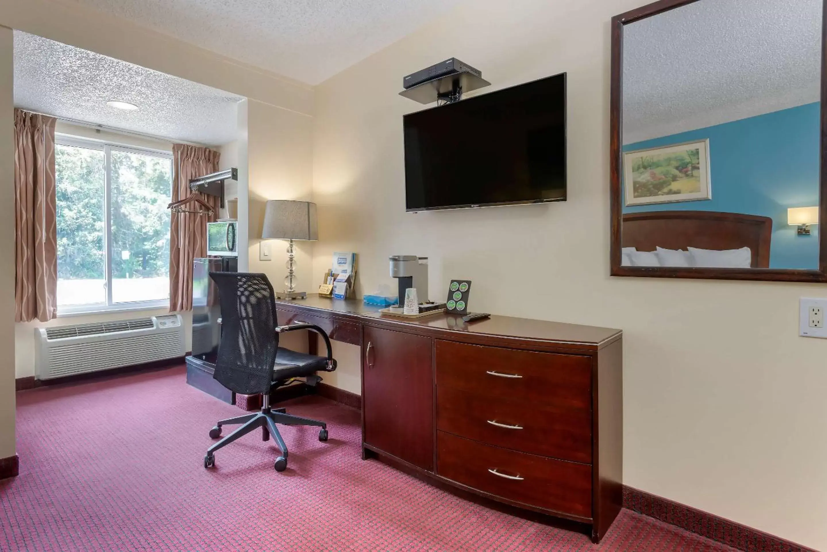 Bedroom, TV/Entertainment Center in Rodeway Inn & Suites New Paltz- Hudson Valley