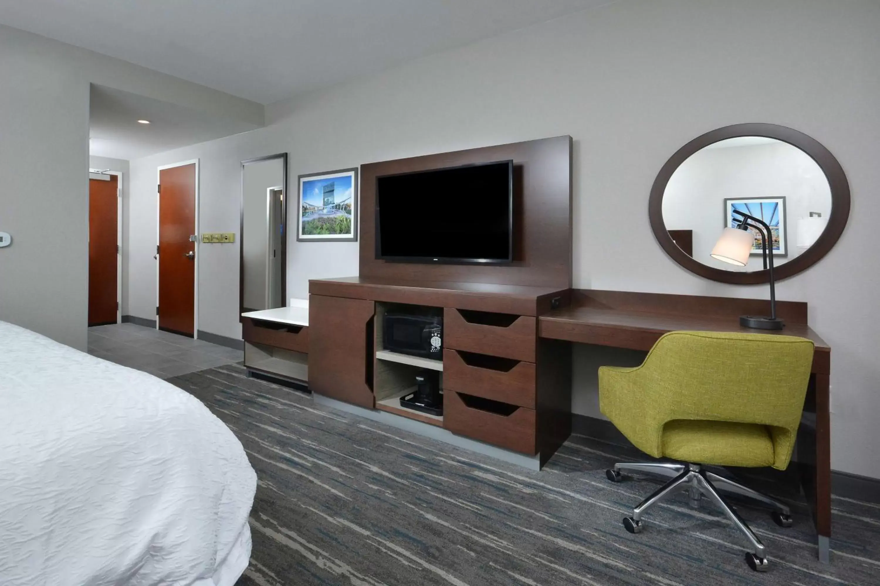 Bedroom, TV/Entertainment Center in Hampton Inn & Suites Charlotte North I 485