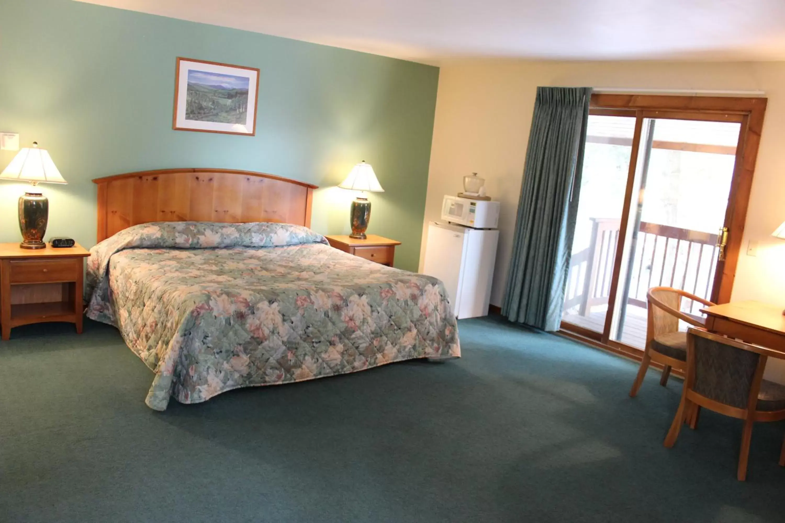 Bed in Nootka Lodge