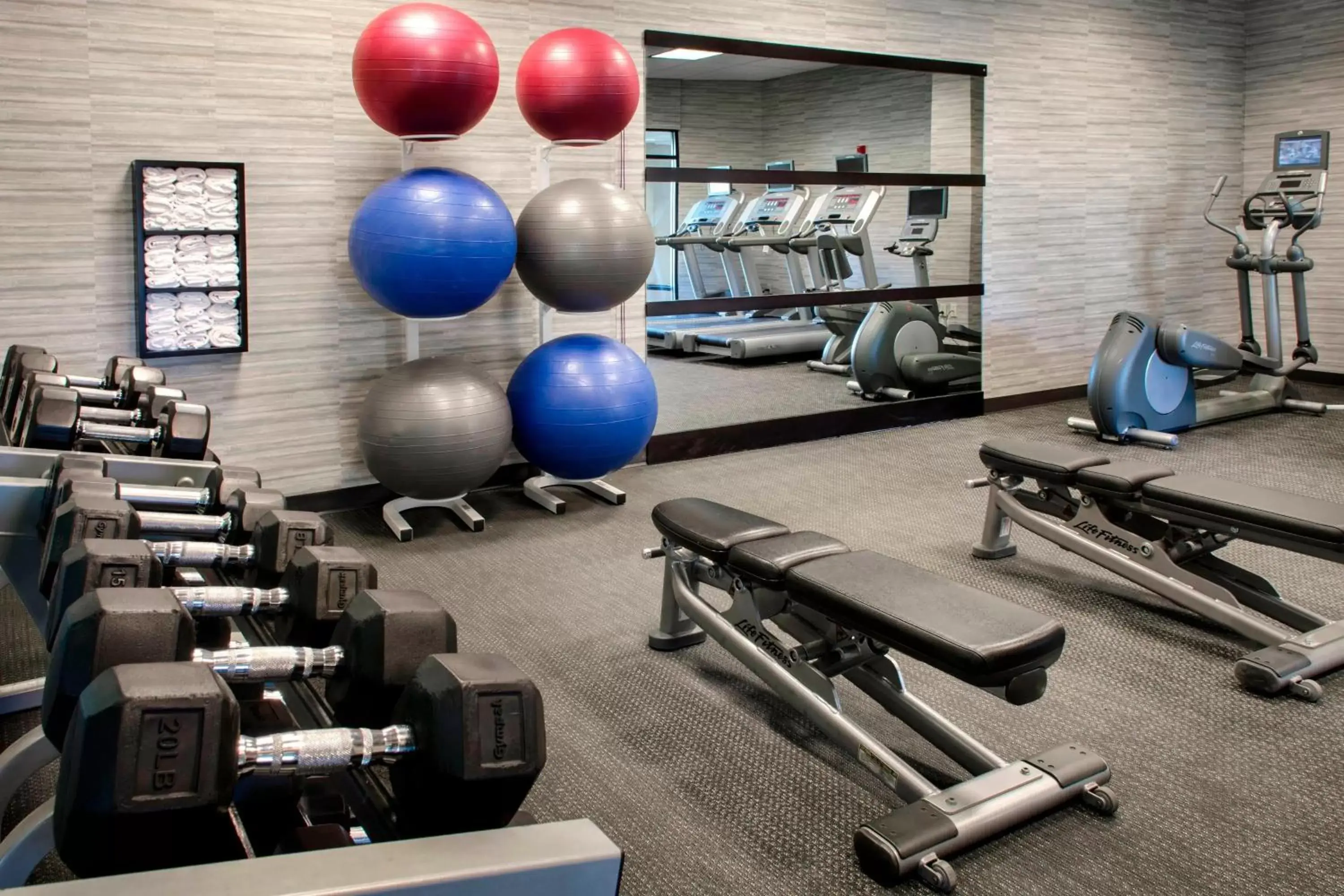 Fitness centre/facilities, Fitness Center/Facilities in Courtyard by Marriott Newark Elizabeth