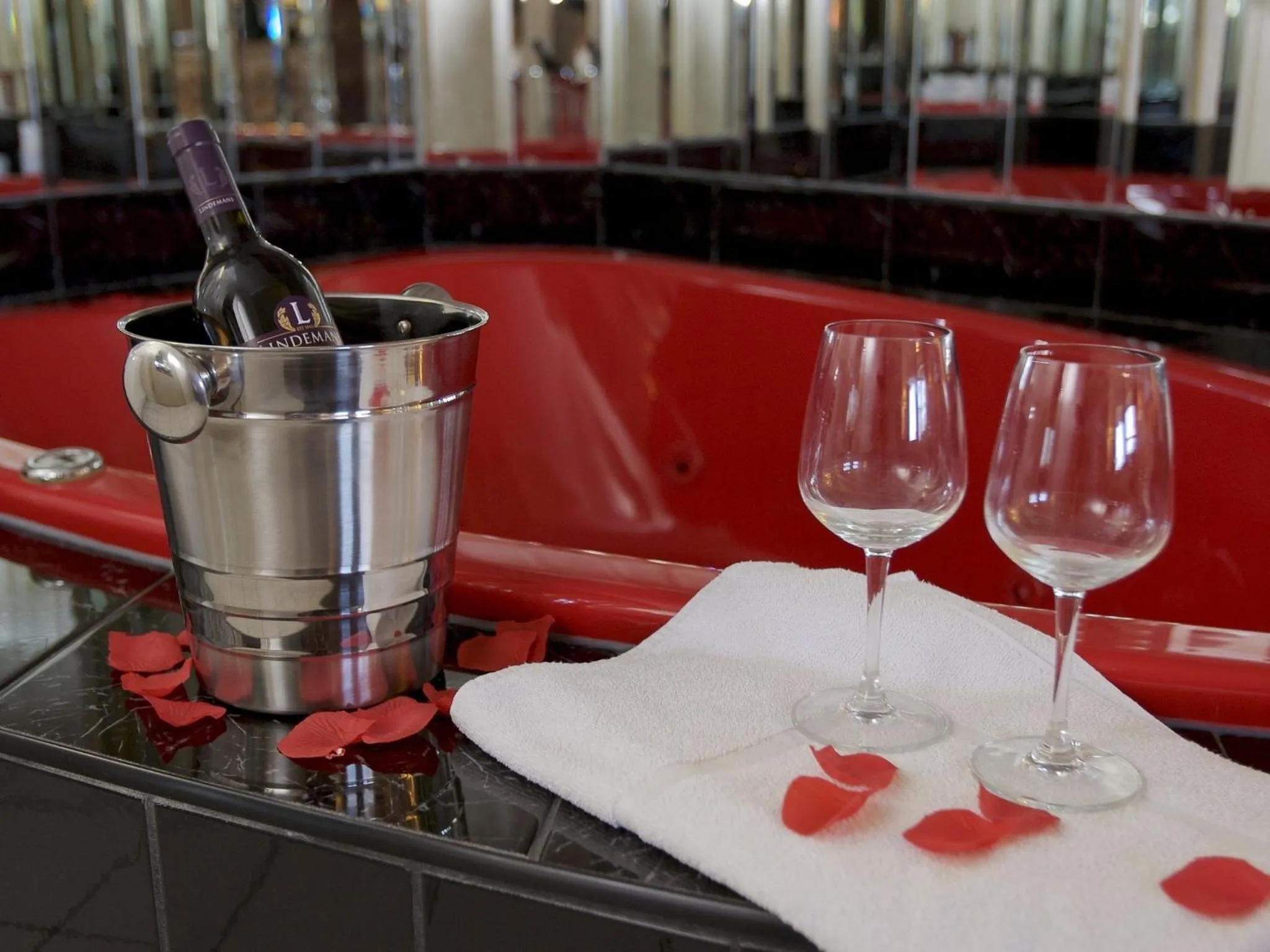 Bathroom in Howard Johnson by Wyndham Niagara Falls