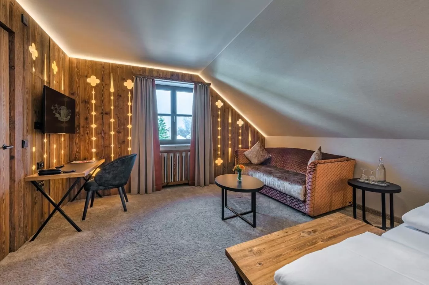 Seating area, Bed in Hotel Schäfflerwirt