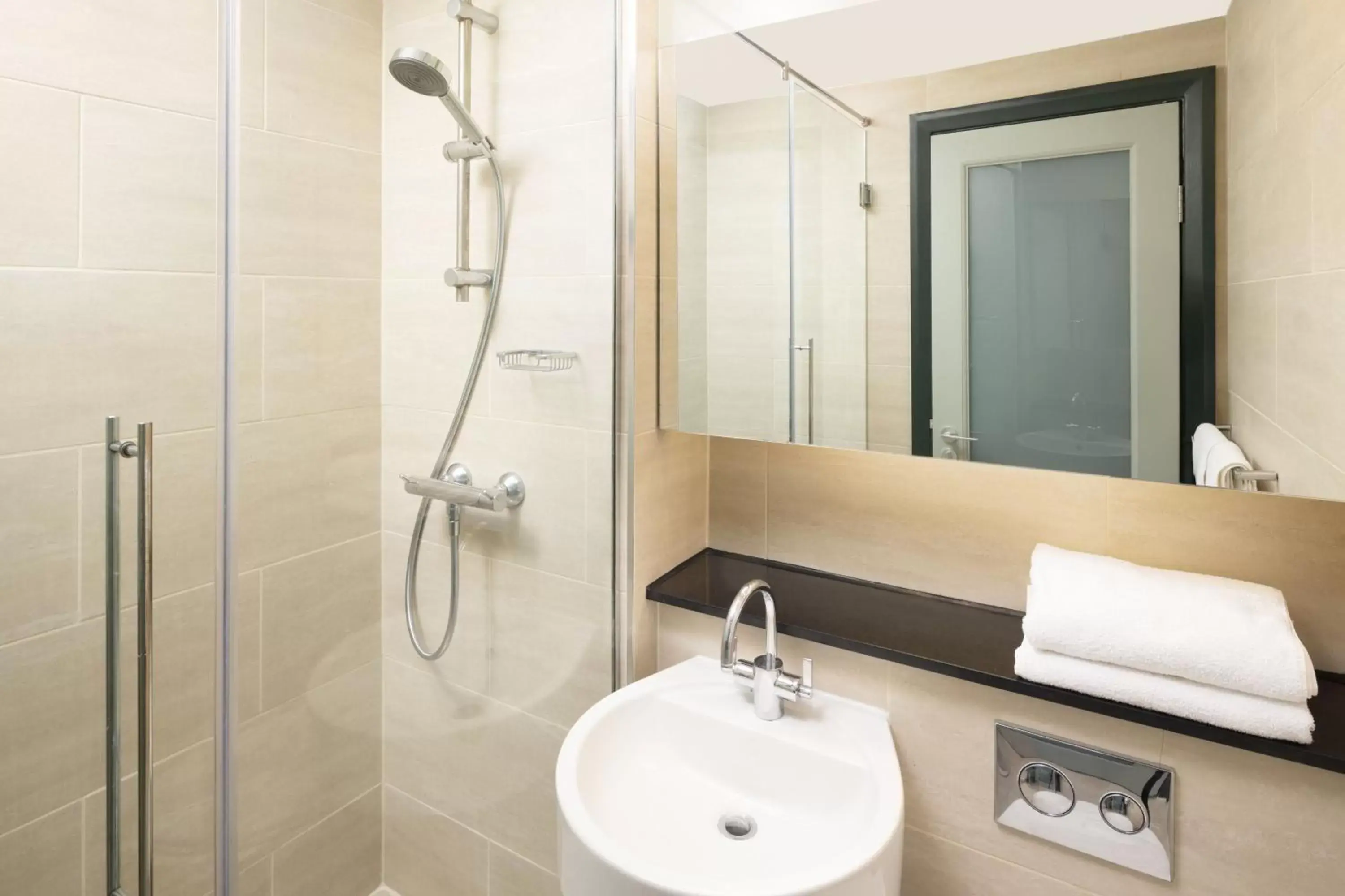 Bathroom in Four Points by Sheraton Edinburgh