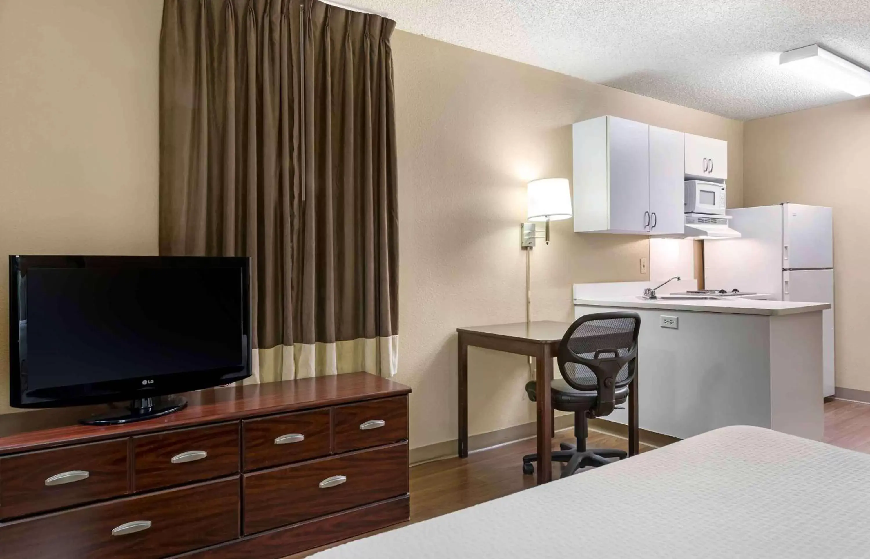 Bedroom, TV/Entertainment Center in Extended Stay America Suites - Los Angeles - Long Beach Airport