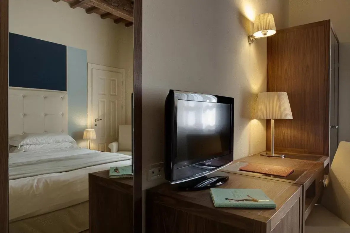 Photo of the whole room, TV/Entertainment Center in Hotel 500 Firenze
