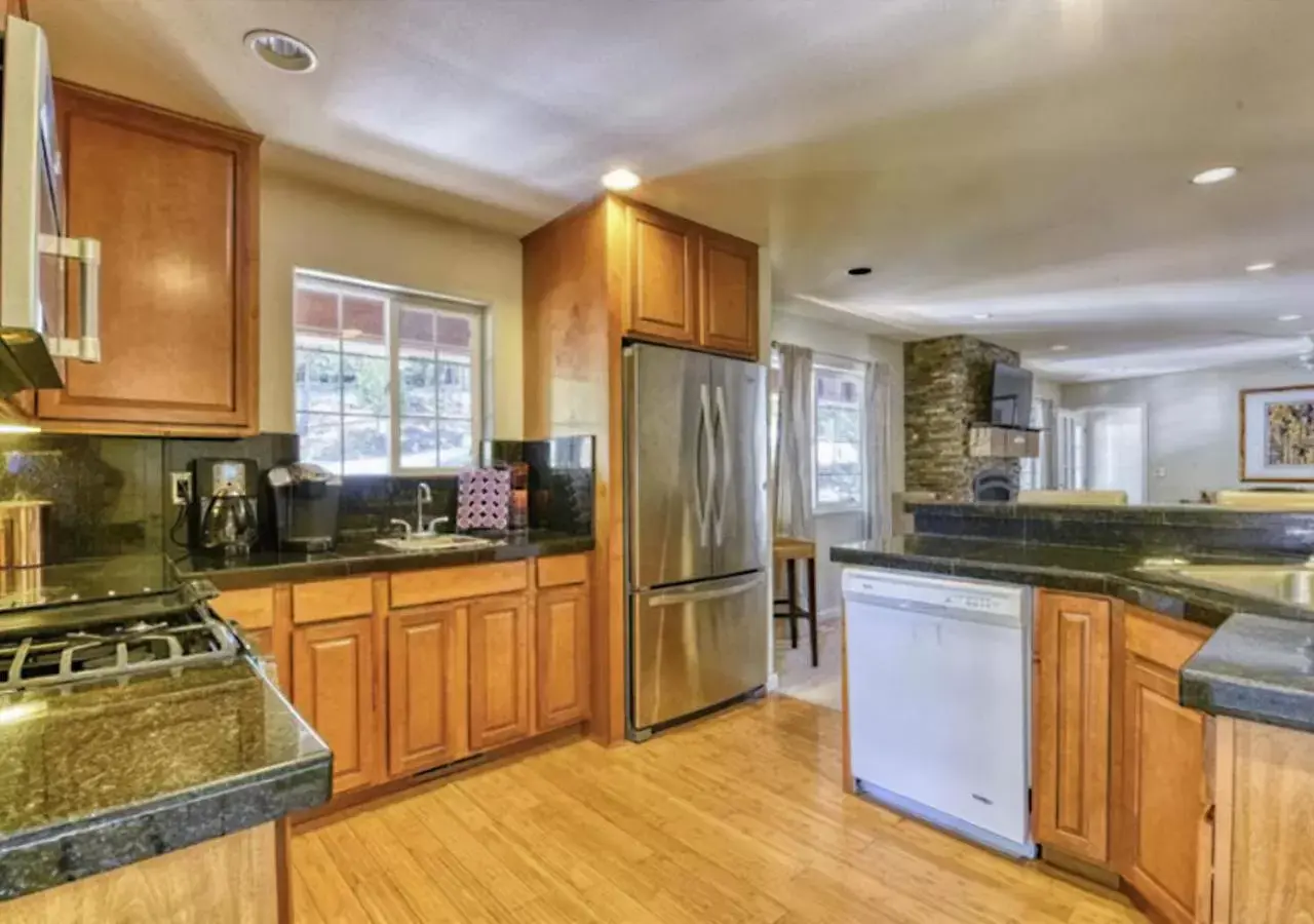 Kitchen or kitchenette, Kitchen/Kitchenette in The Groveland Hotel