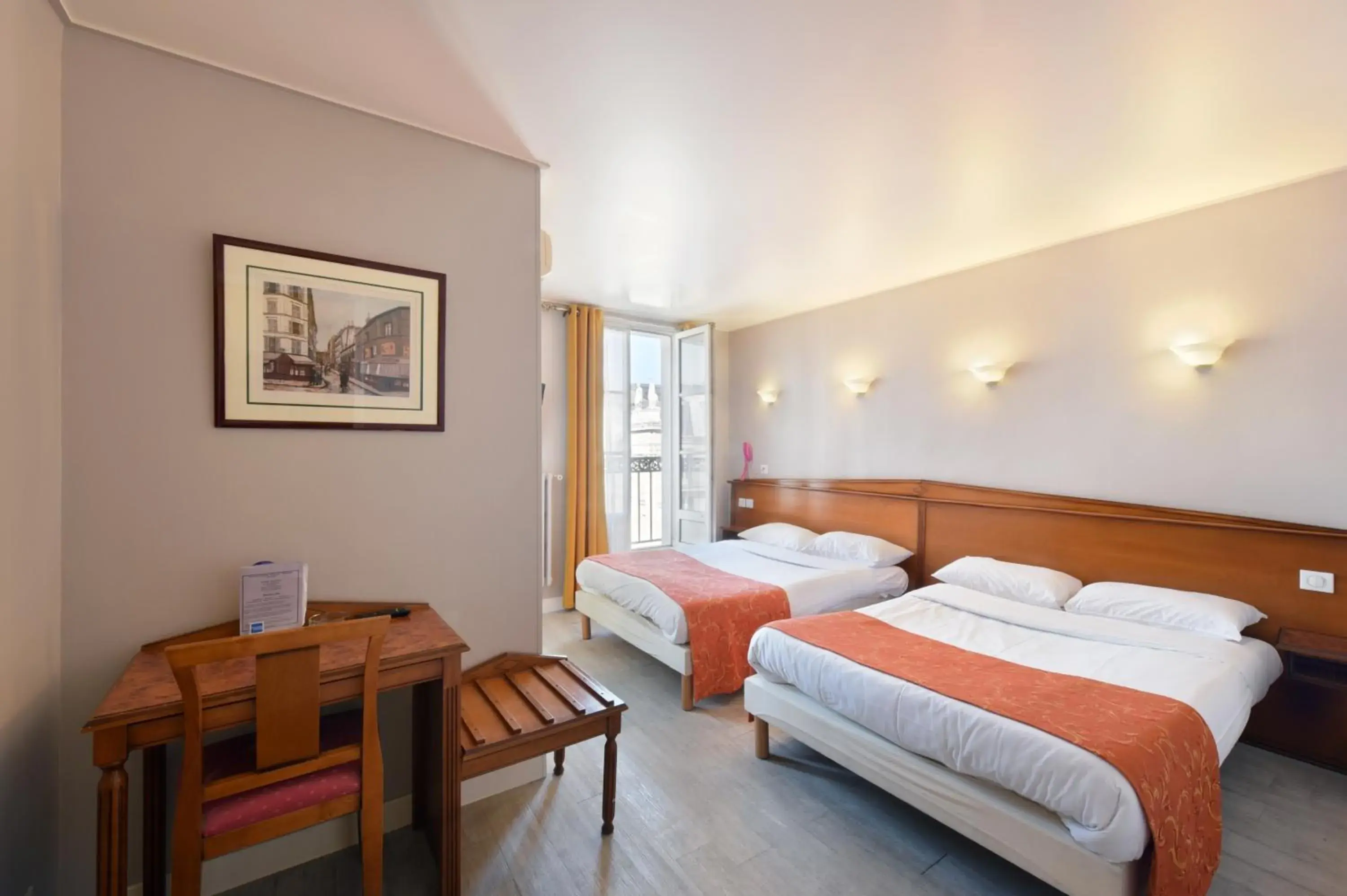 Photo of the whole room, Bed in New Hôtel Gare Du Nord