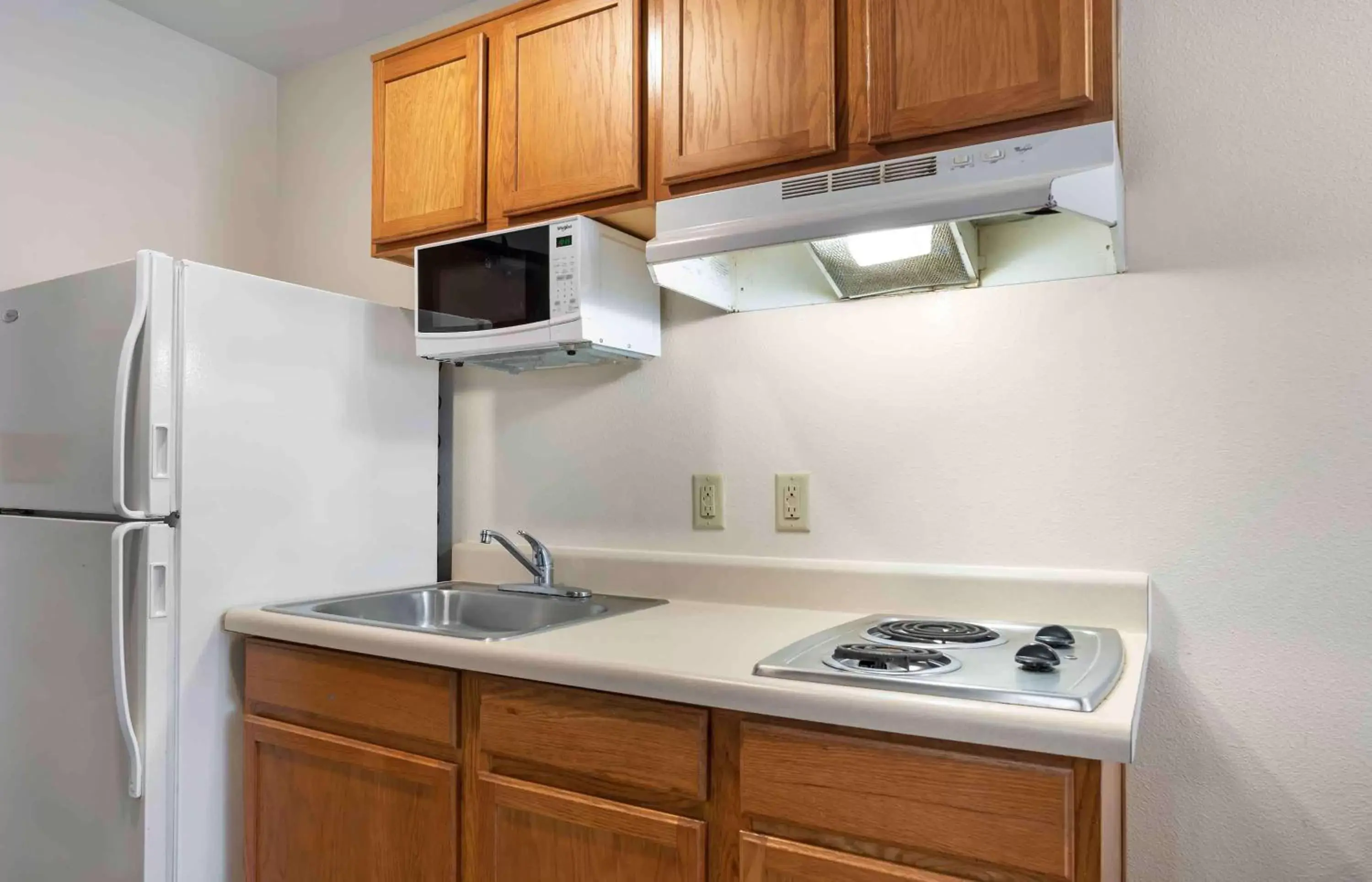 Bedroom, Kitchen/Kitchenette in Extended Stay America Select Suites - Fort Walton Beach