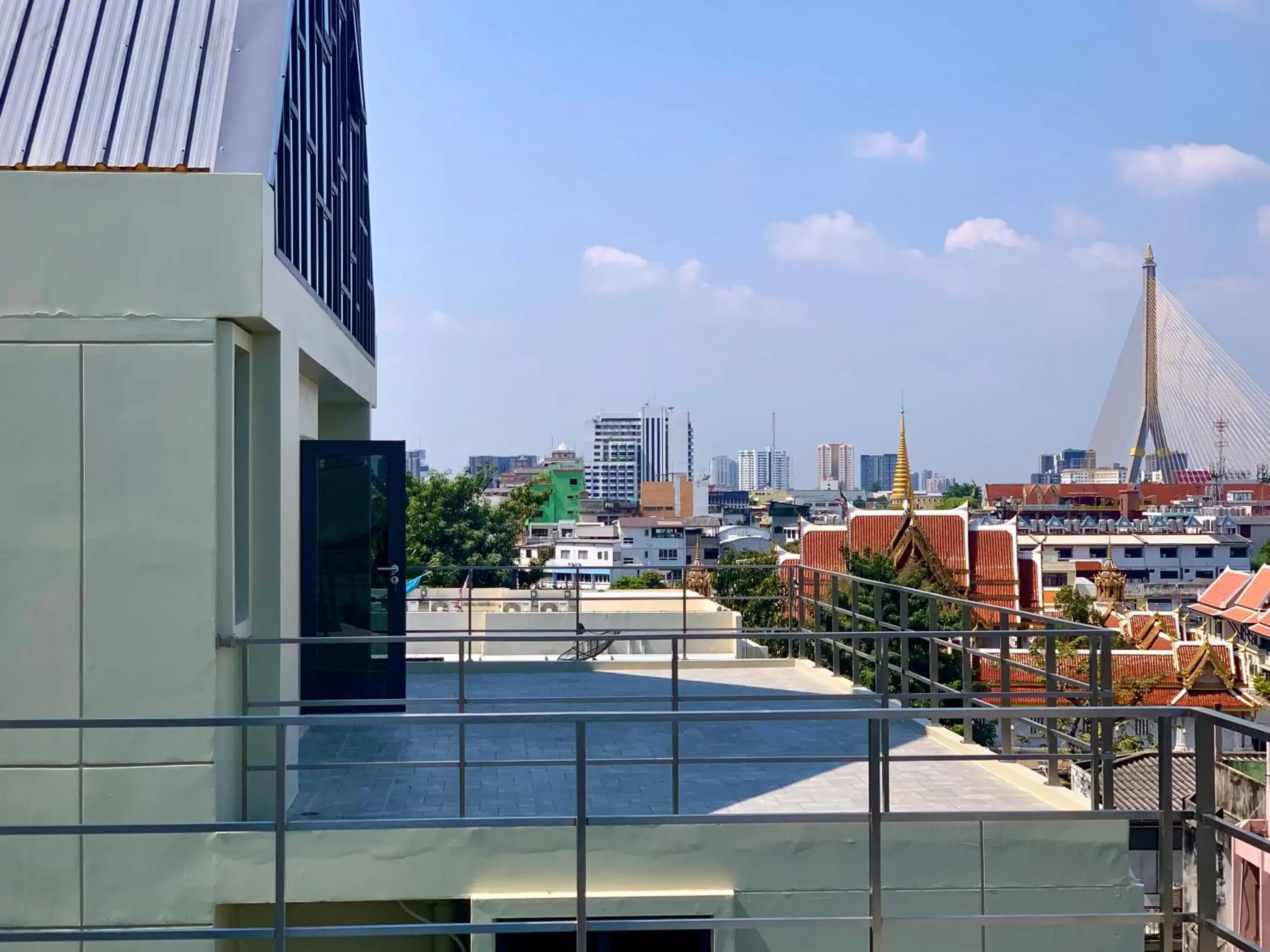 Property building in Thana Wisut Hotel Property building in Thana Wisut Hotel