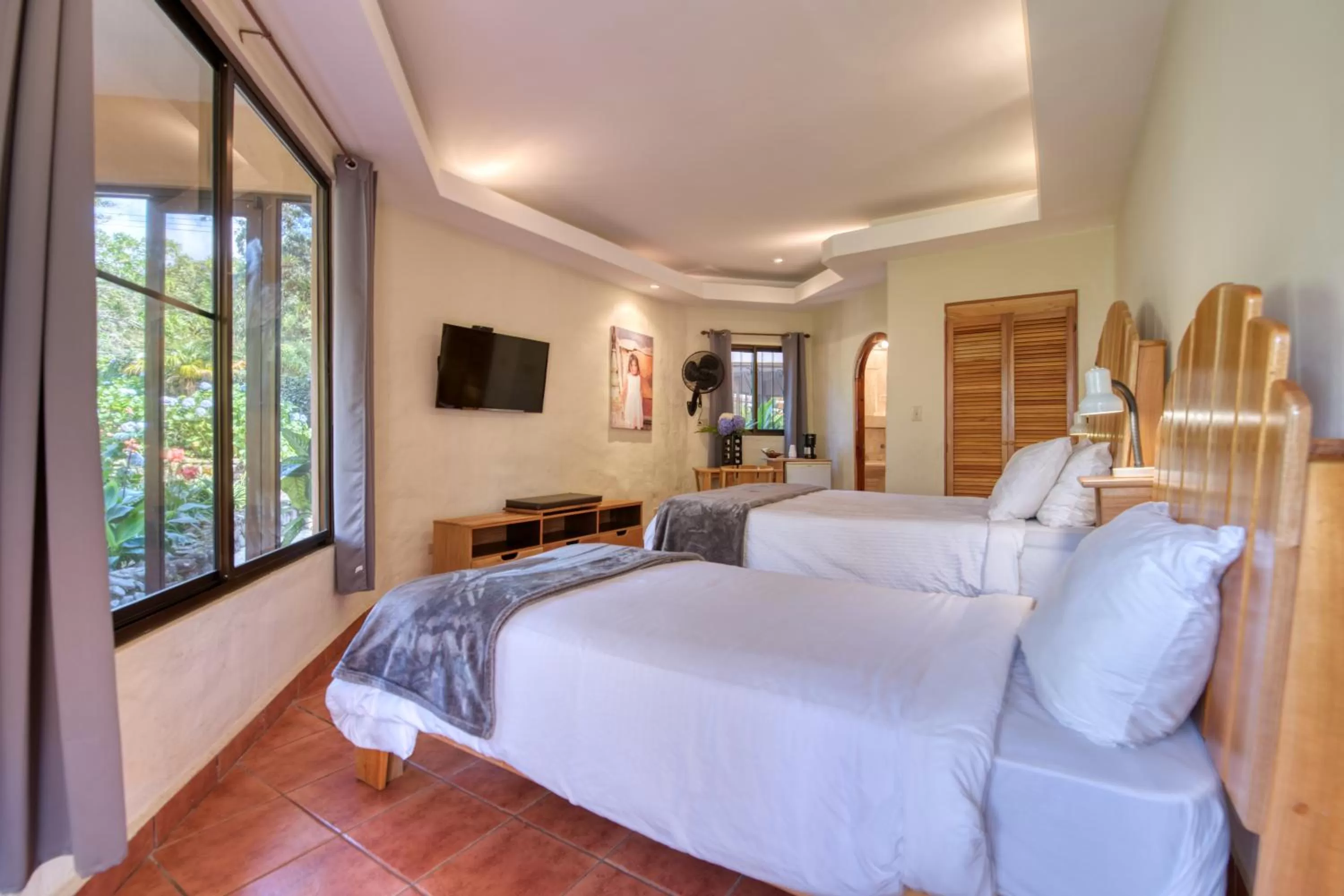 Photo of the whole room, Bed in The Inn at Palo Alto