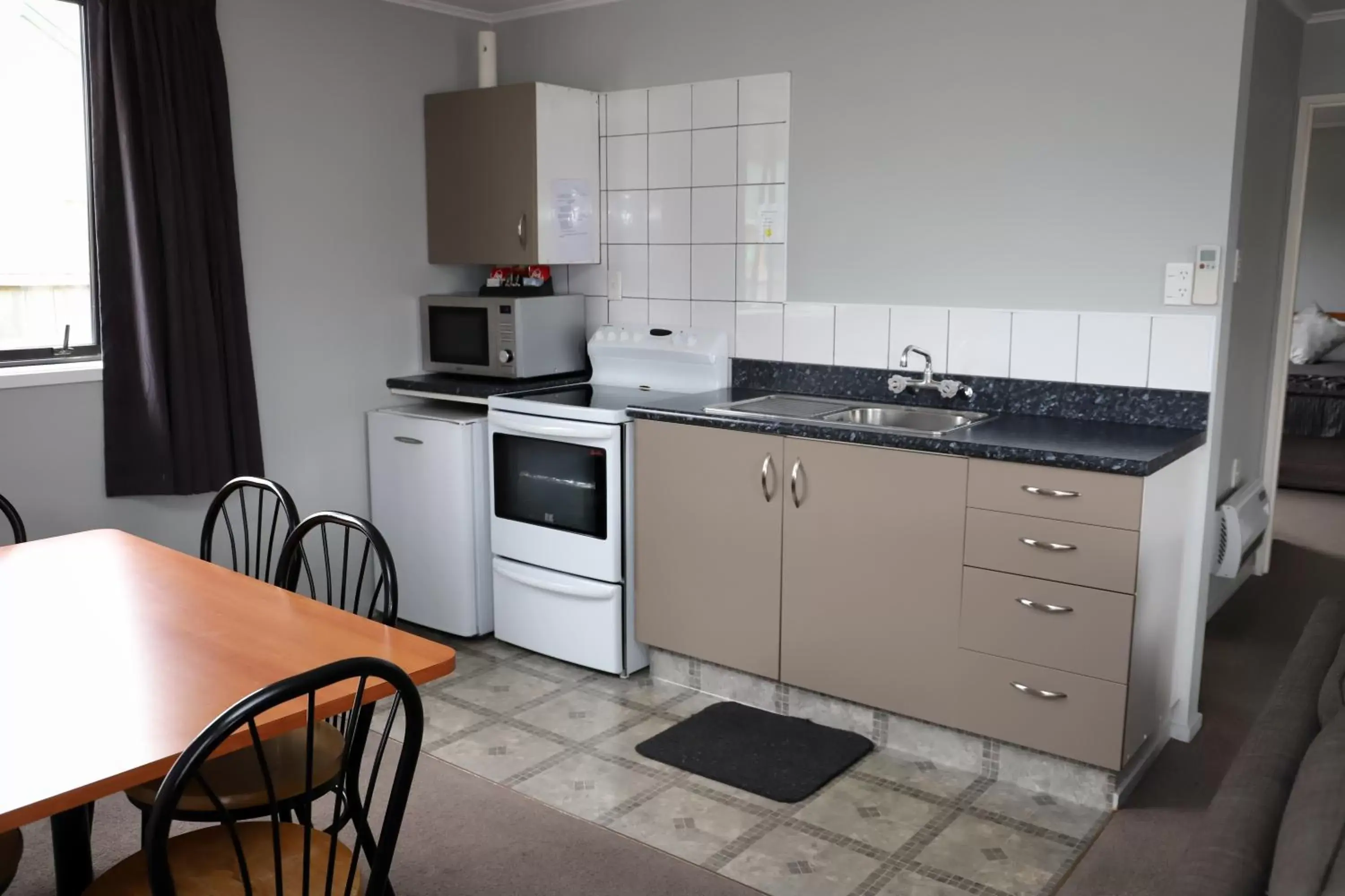 Kitchen or kitchenette, Kitchen/Kitchenette in Coronation Park Motels