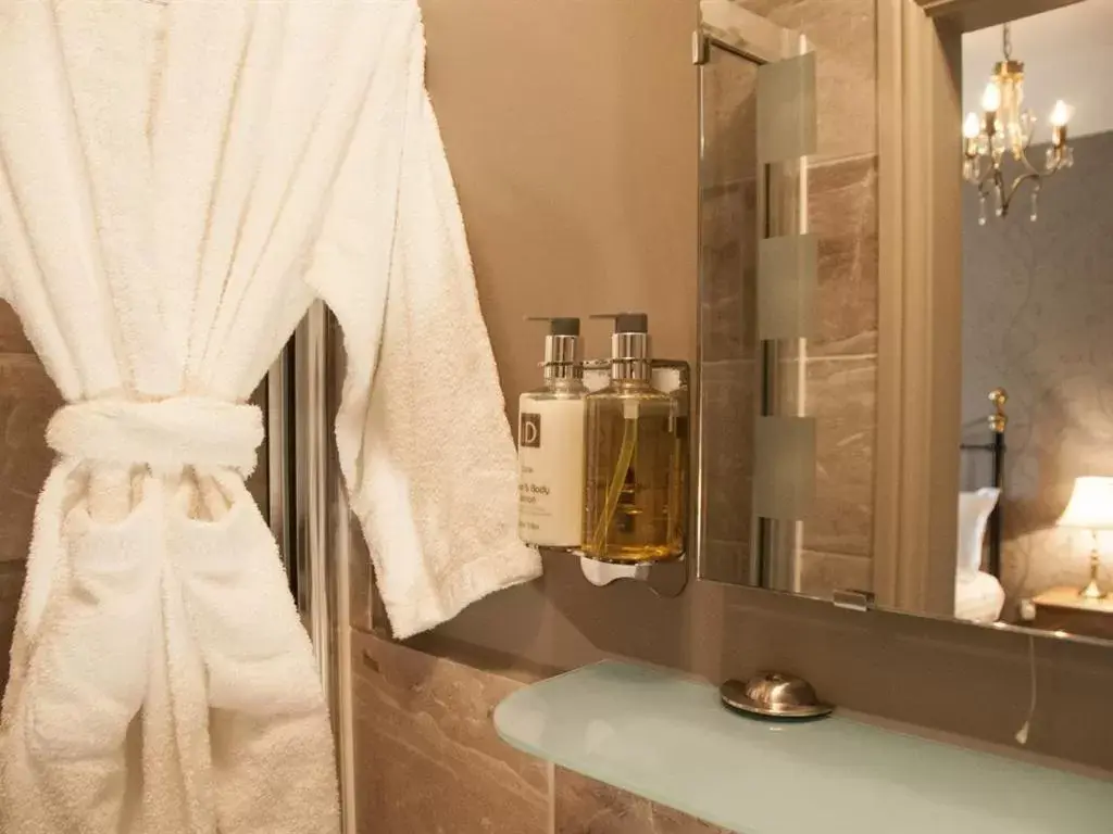 Bathroom in The Poplars Rooms & Cottages