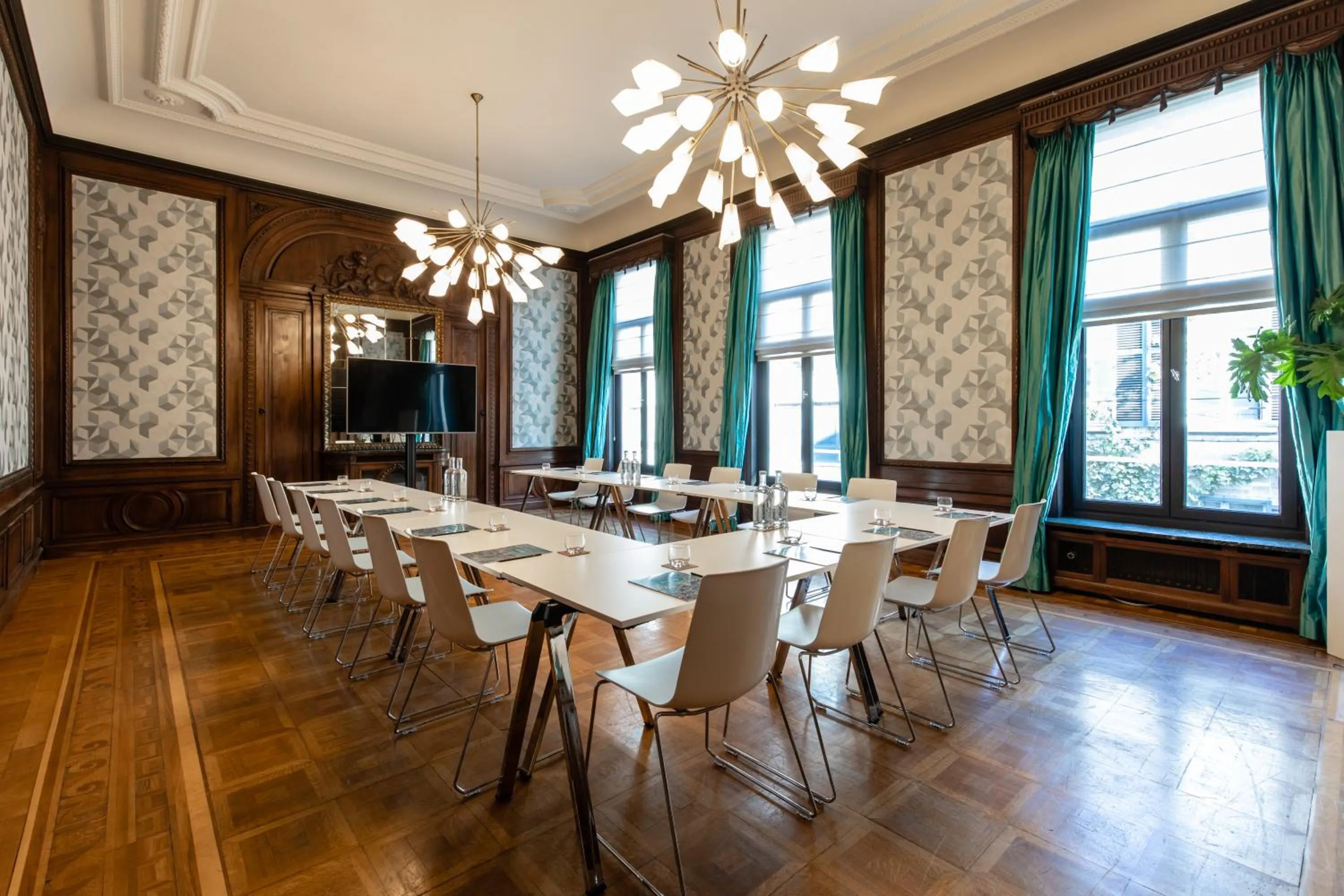 Restaurant/places to eat in Hotel FRANQ