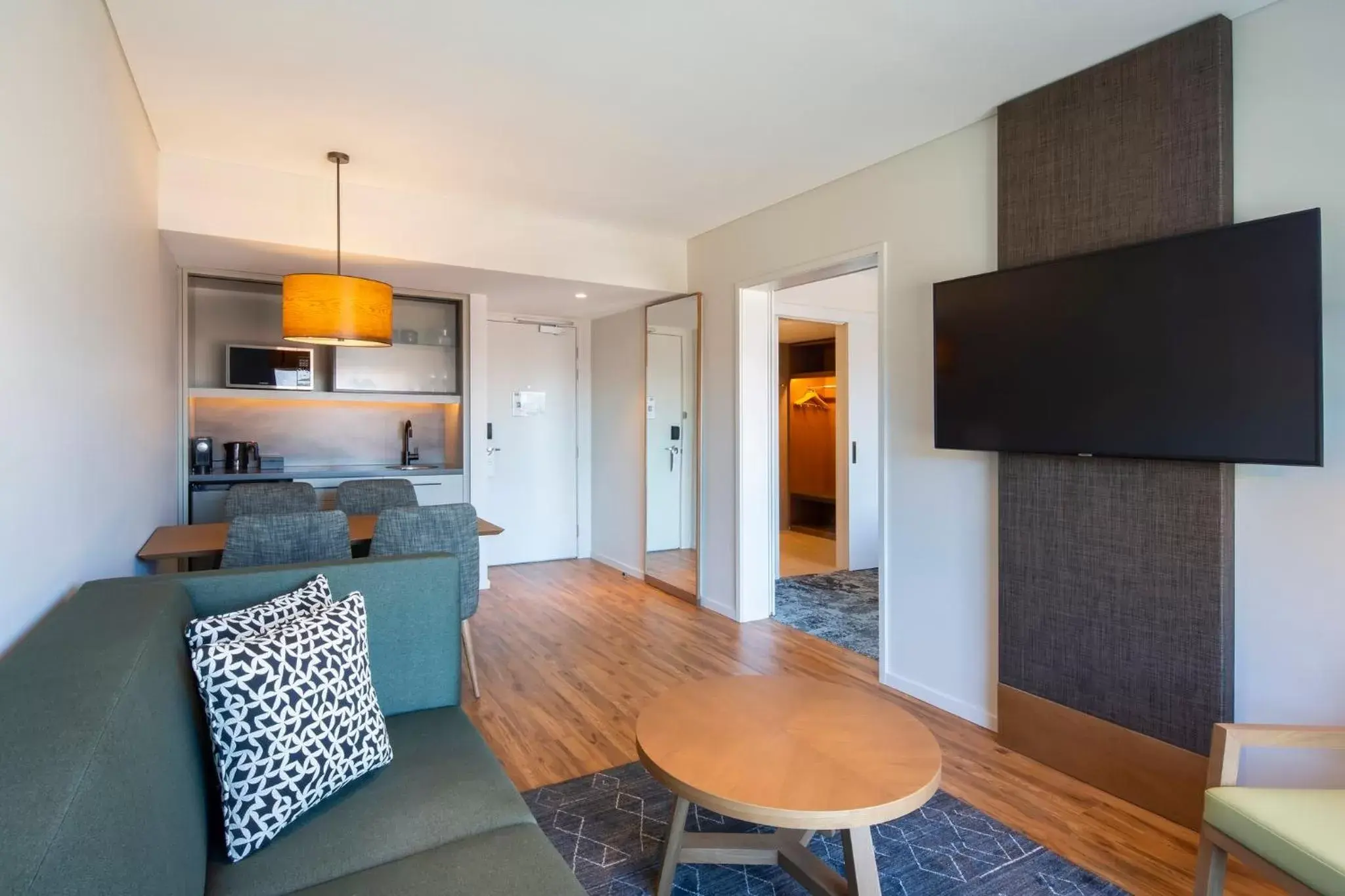 Photo of the whole room, Dining Area in Holiday Inn Express & Suites Queenstown, an IHG Hotel