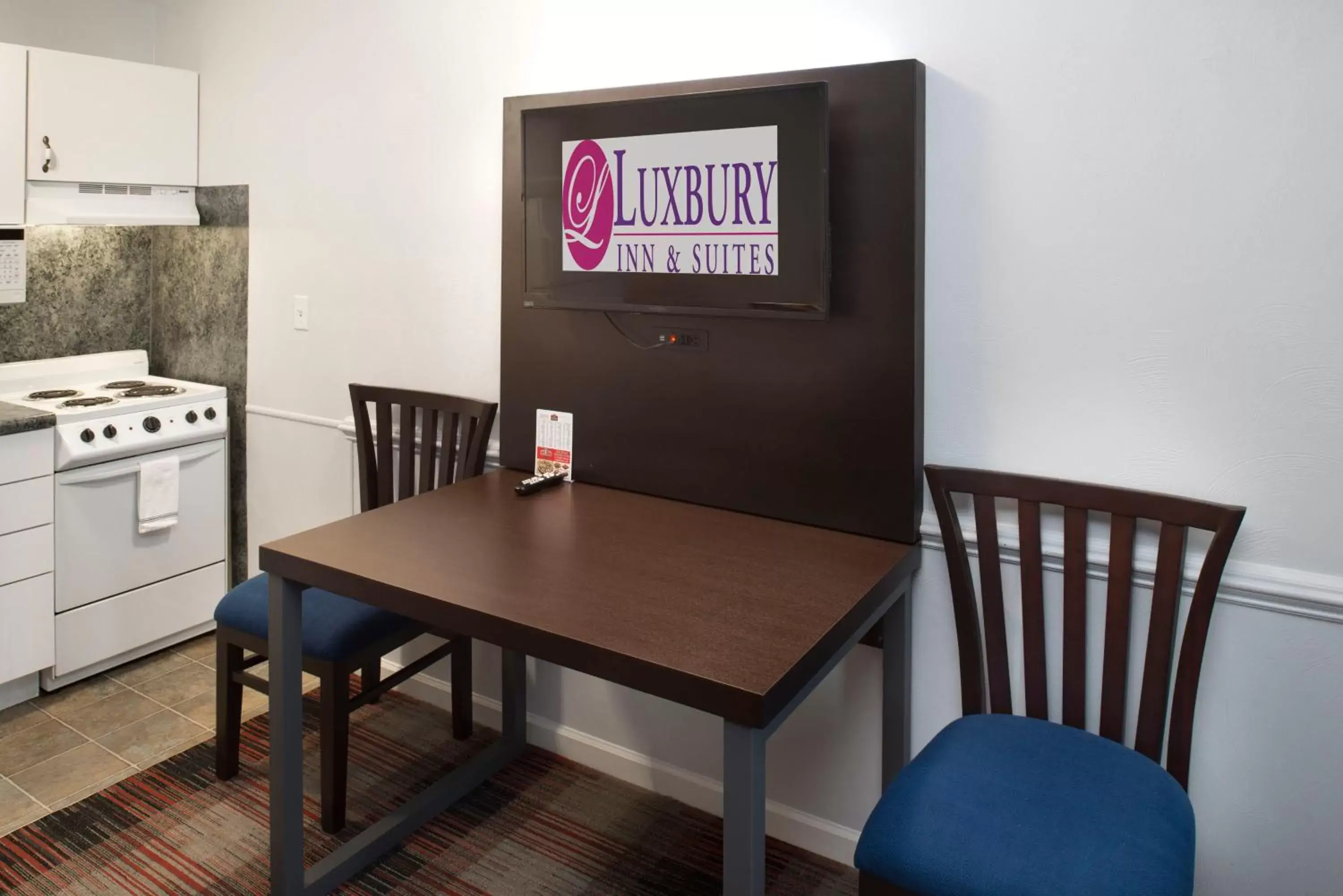 TV/Entertainment Center in Luxbury Inn & Suites