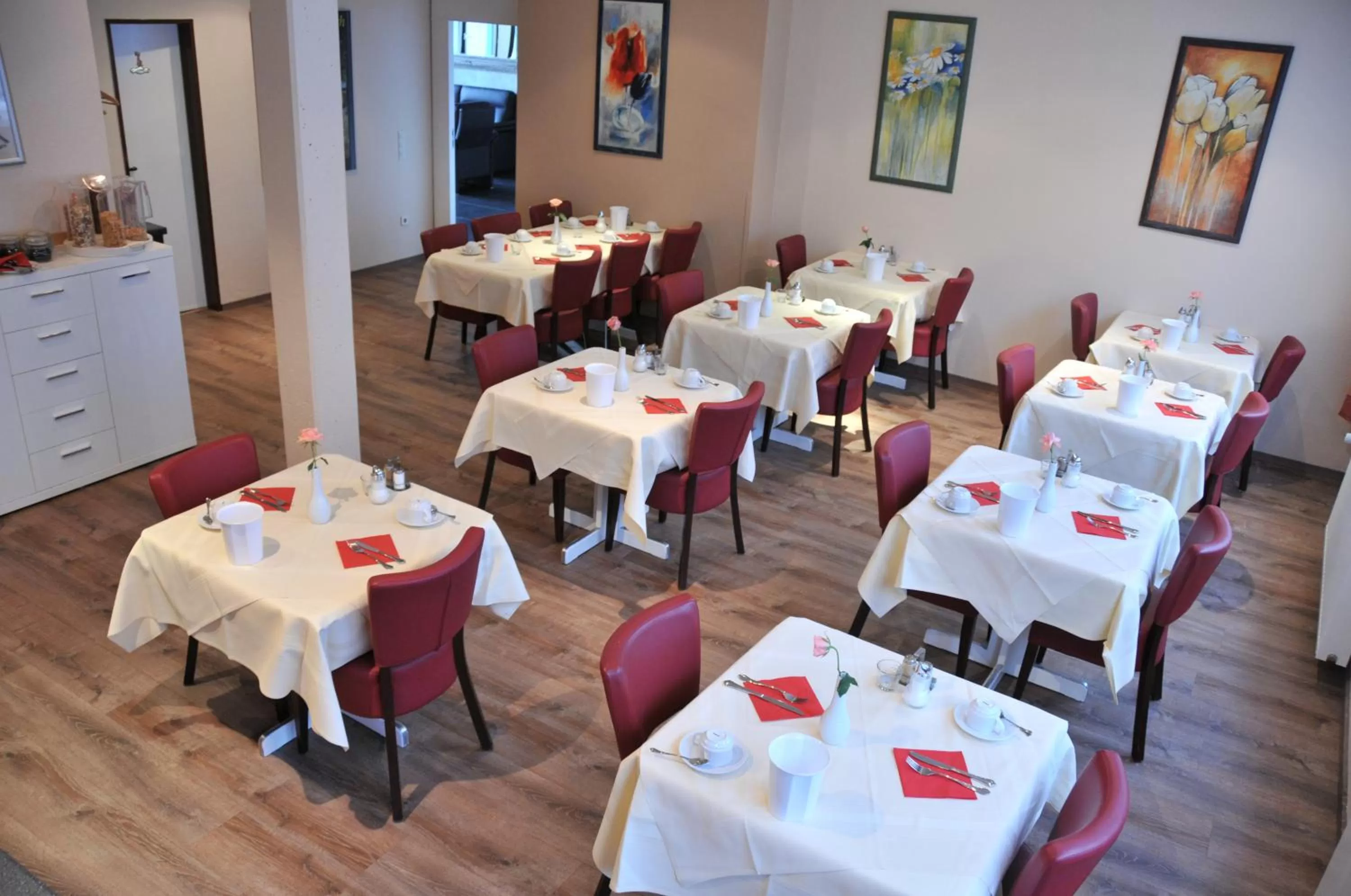 Restaurant/places to eat in Concorde Hotel Ascot