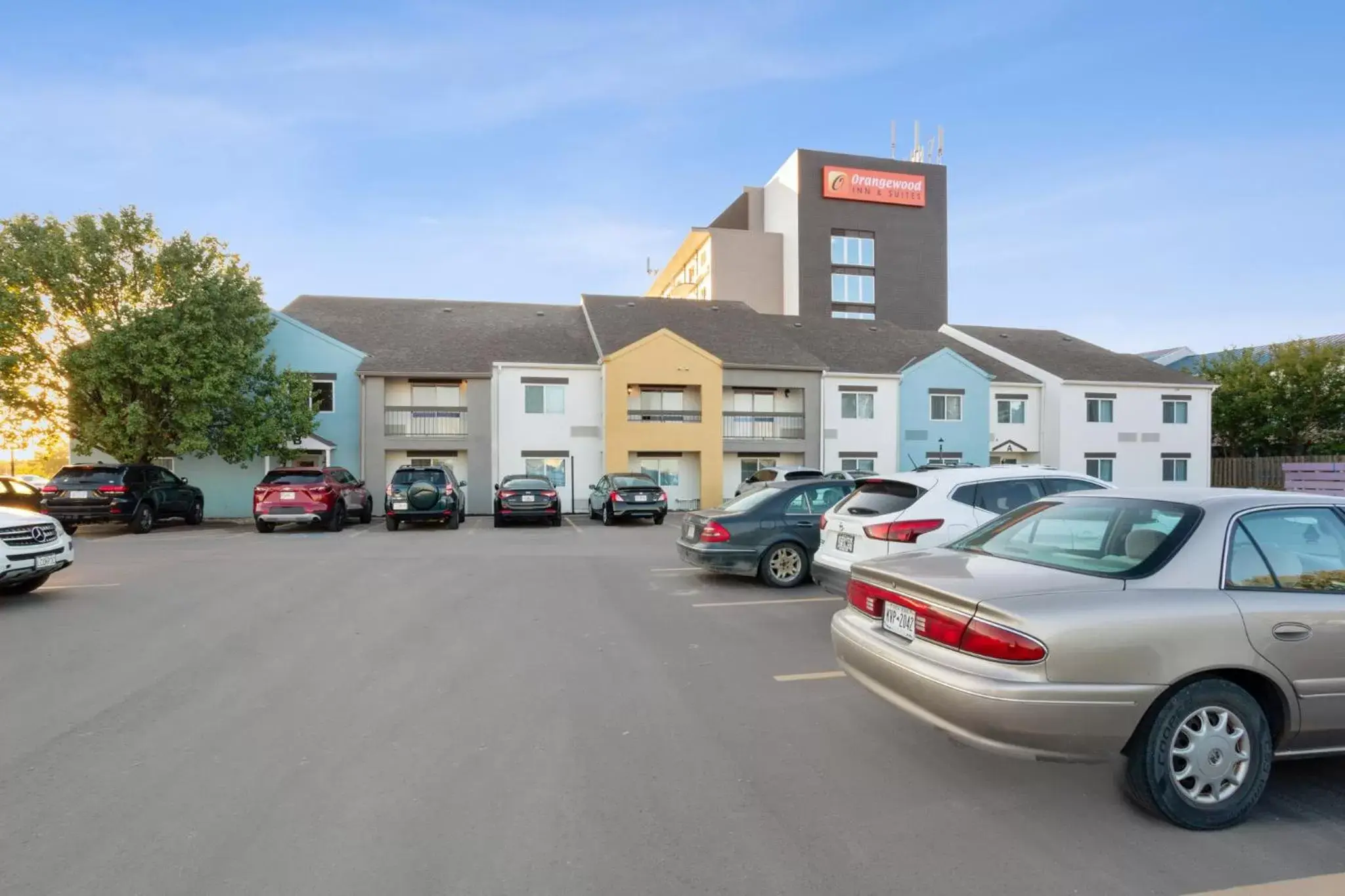 Parking, Property Building in Orangewood Inn & Suites Kansas City Airport