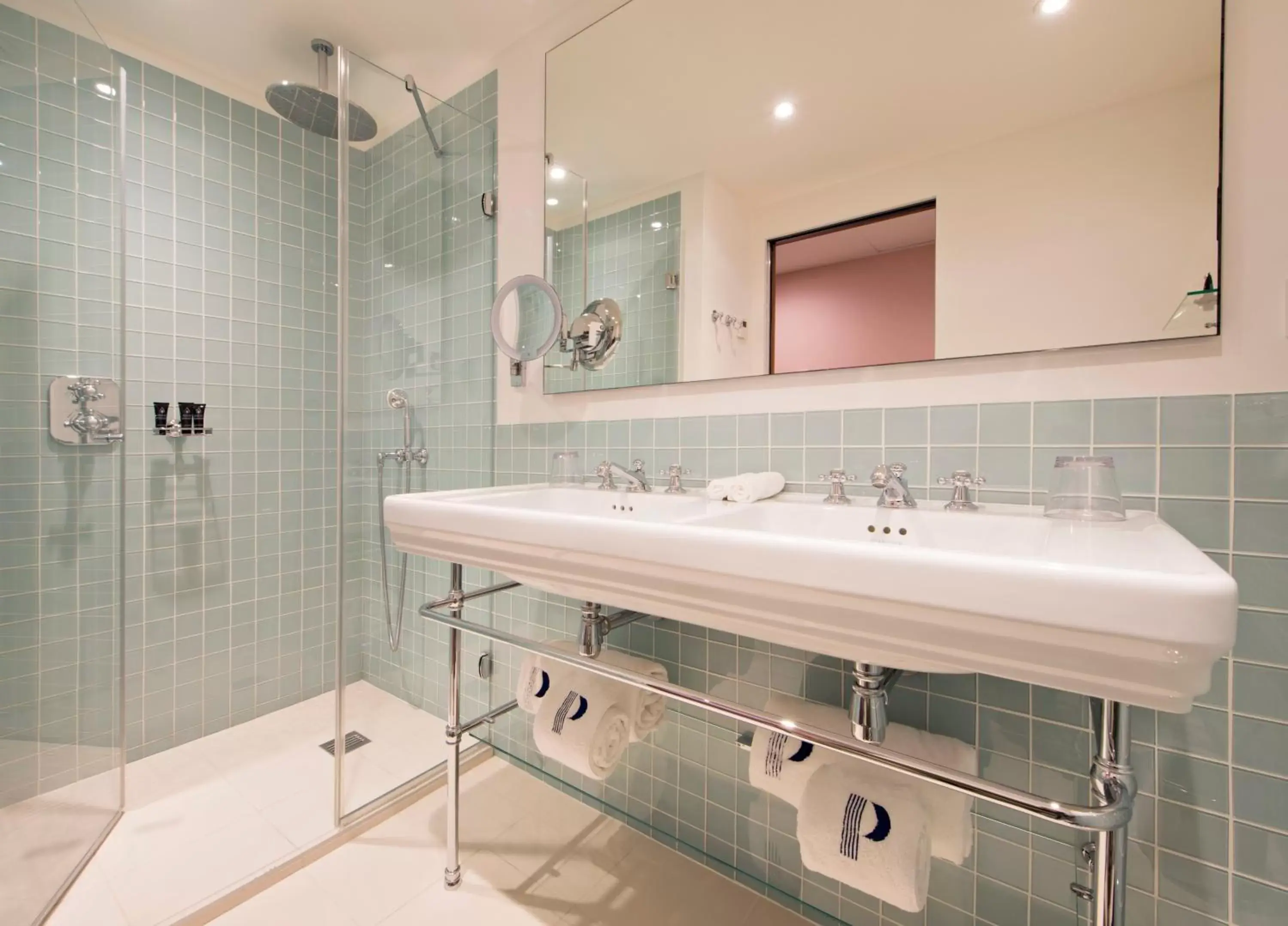 Shower, Bathroom in Hotel Parister & Spa