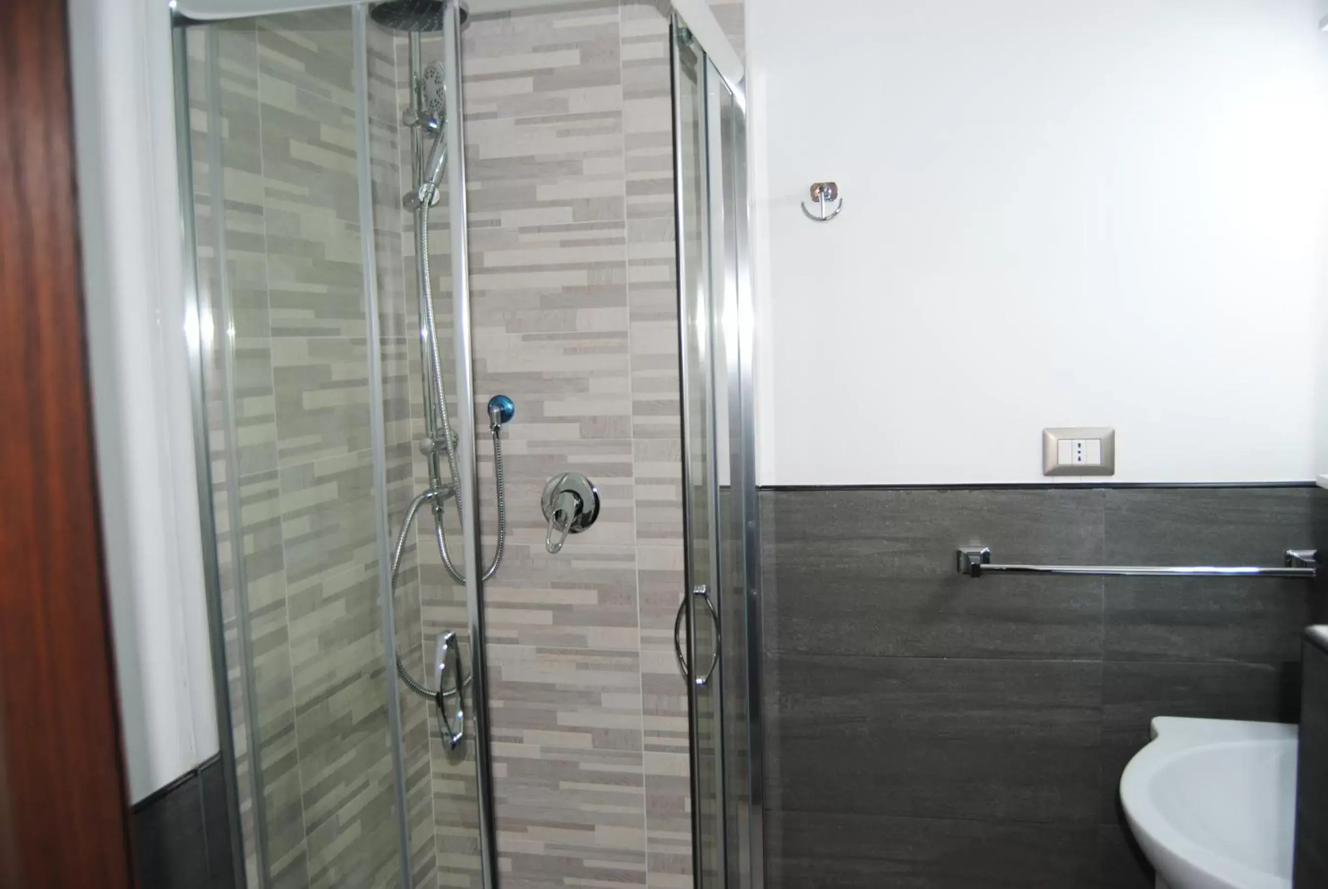 Shower, Bathroom in B&B Kenzia