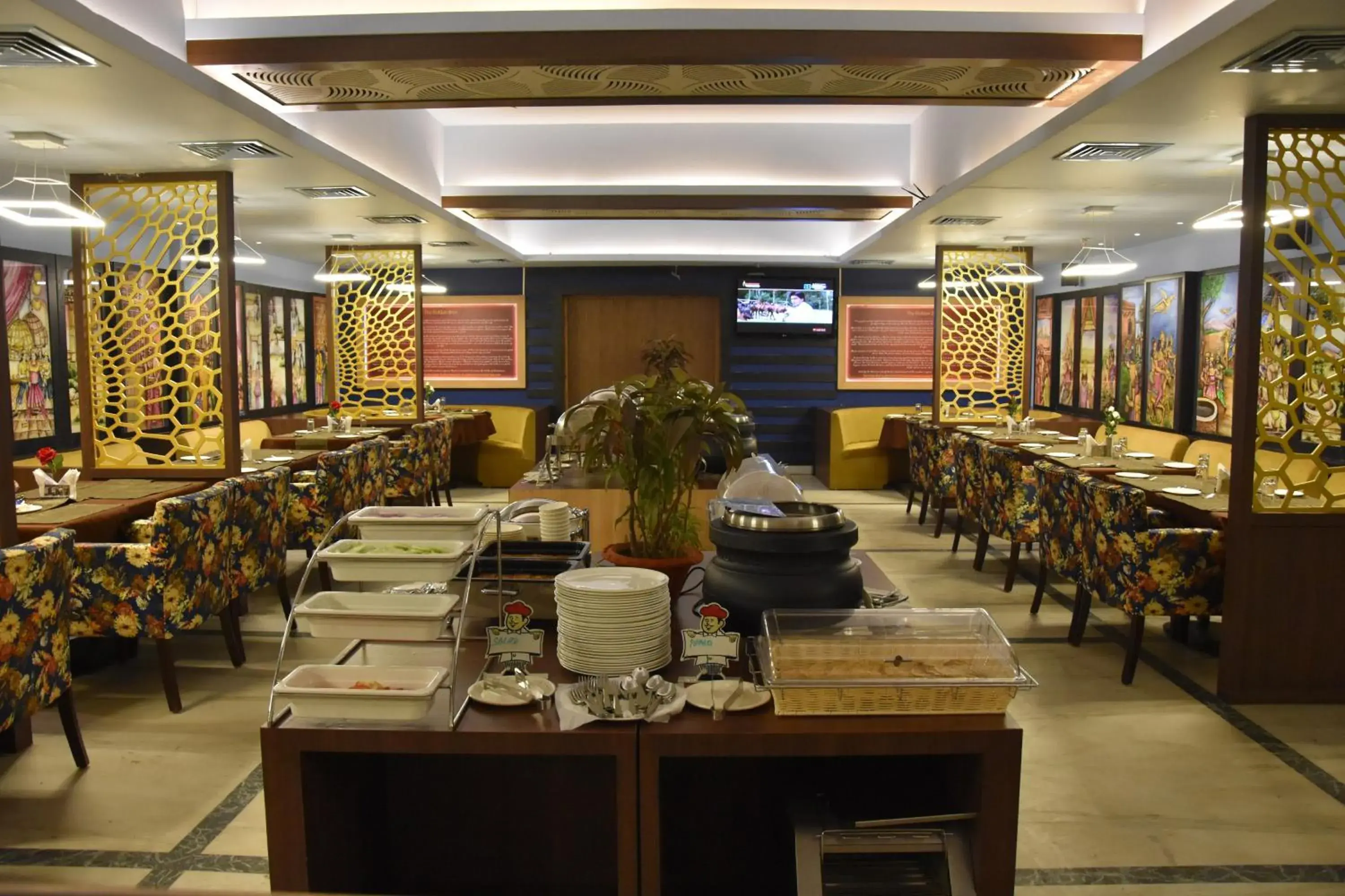 Restaurant/Places to Eat in Hotel Pushpak