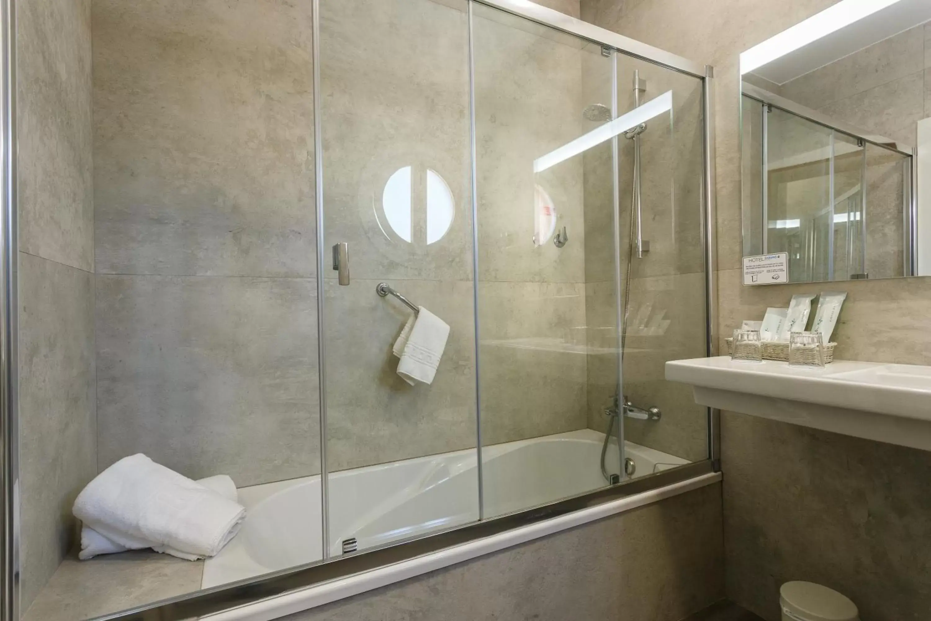Hot Tub, Bathroom in Hotel Comfort Dauro 2