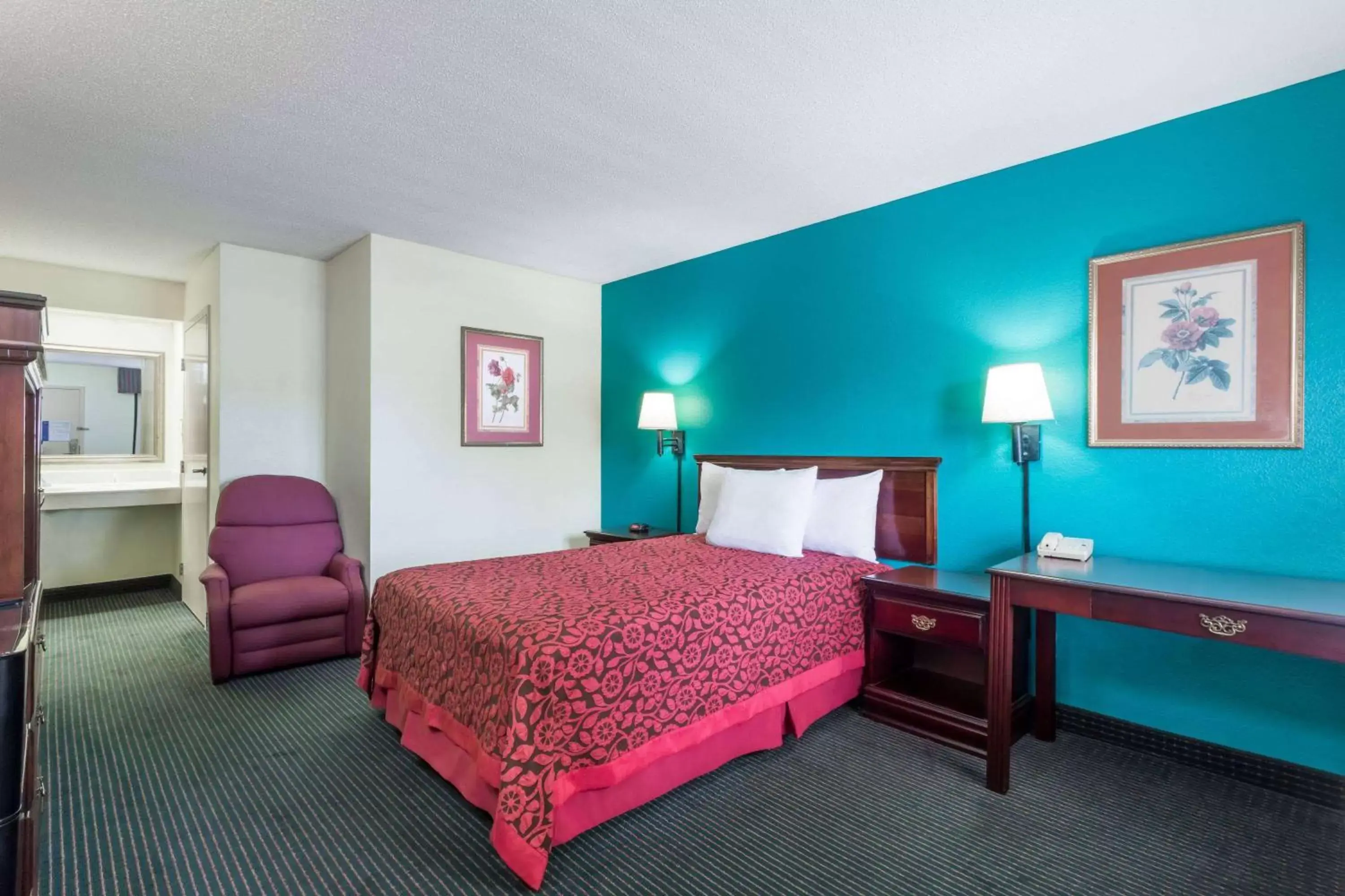 Photo of the whole room, Bed in Days Inn by Wyndham Marianna